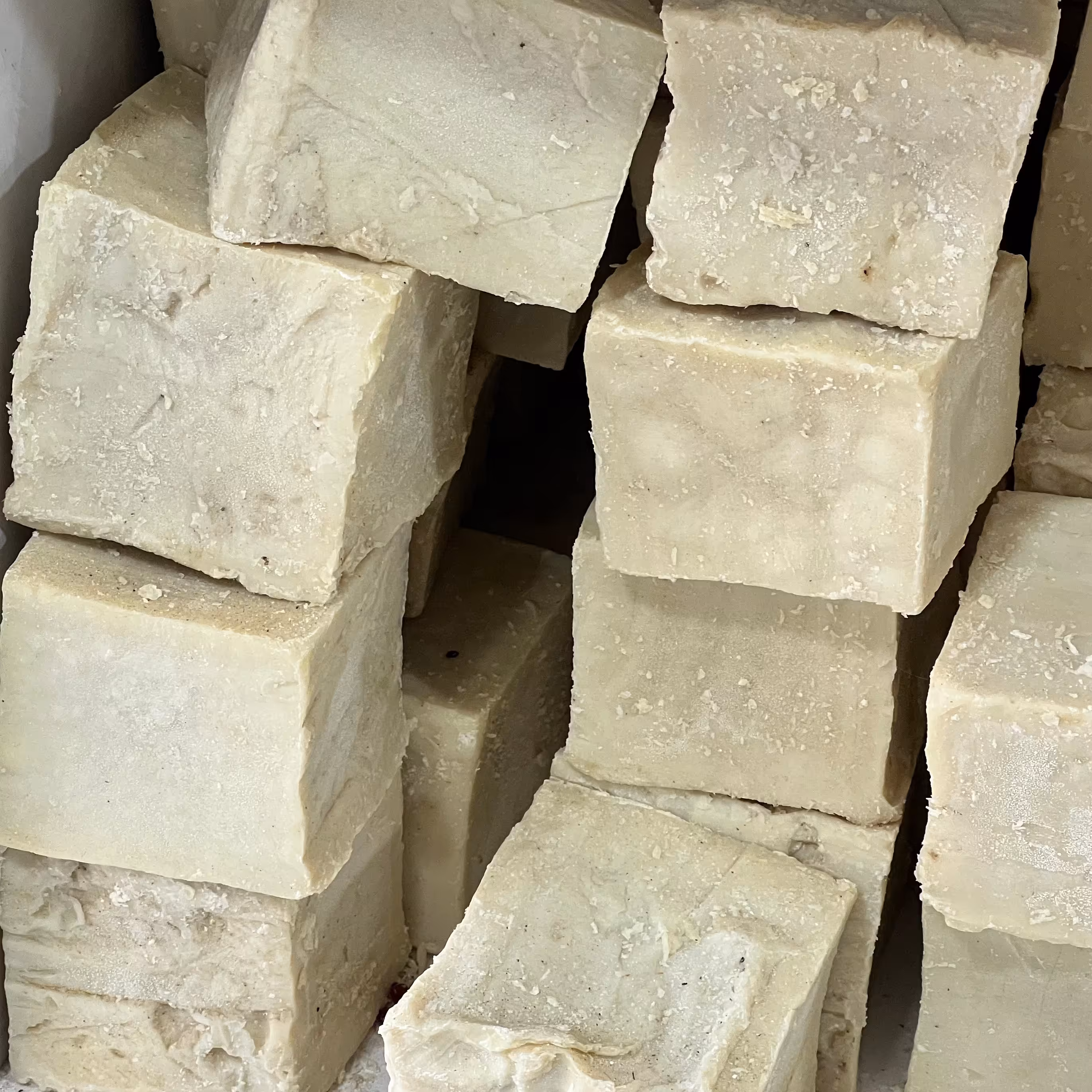 صابون سفید سنتی سبزوار  - عمده فروشی کیامد - ارسال رایگان