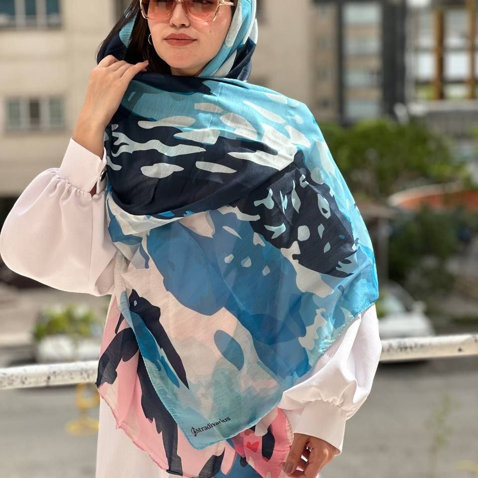شال رنگ آبی سورمه ای نخی زنانه طرح آبرنگی آبی زیبا و شیک ri404