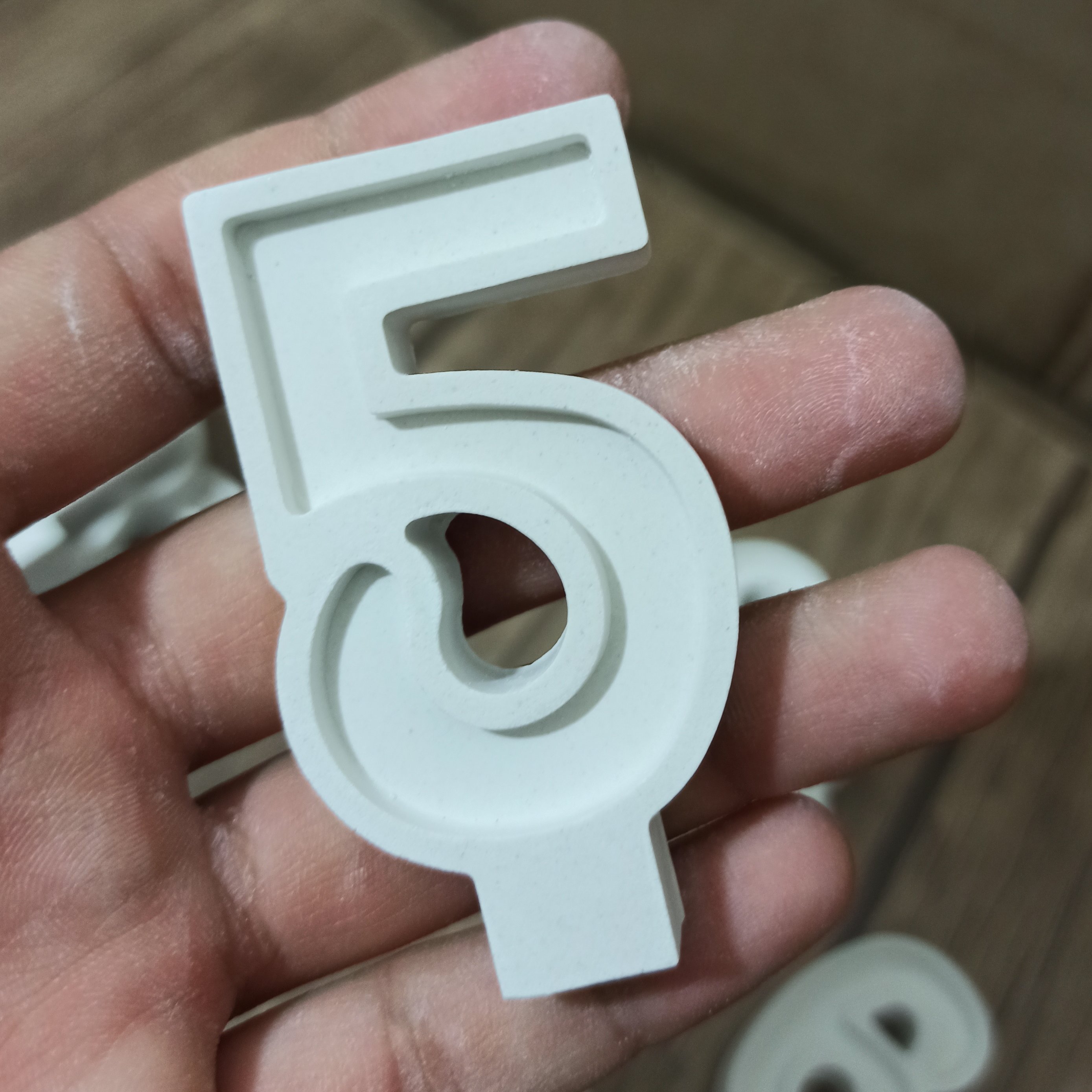 بیس خام عدد 5، ارتفاع 7 سانت ، جنس بتنی سنگی ، بیس عدد پنج