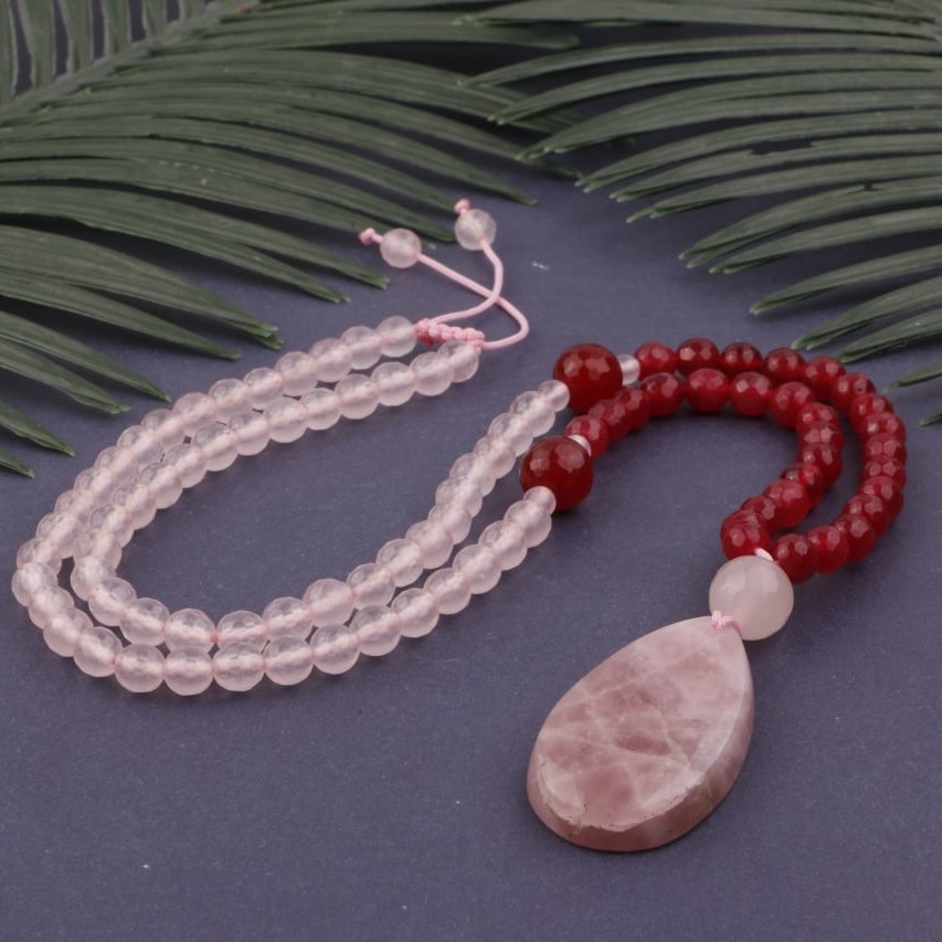 گردنبند رز کوارتز و جید قرمز با مدال رز کوارتز