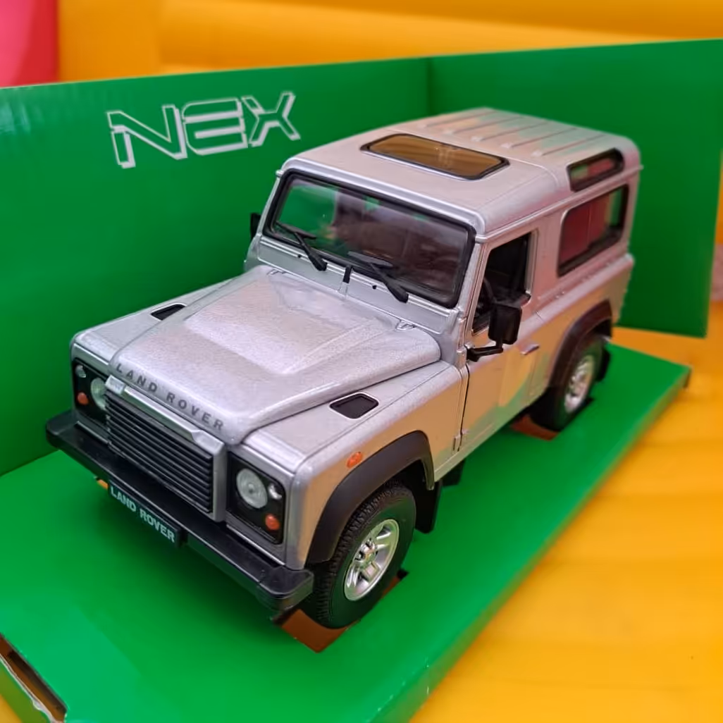 ماکت لندروور  دیفندر  فلزی در بازشو مقیاس 1.24 طول 18 سانت دارای جعبه برند ویلی 