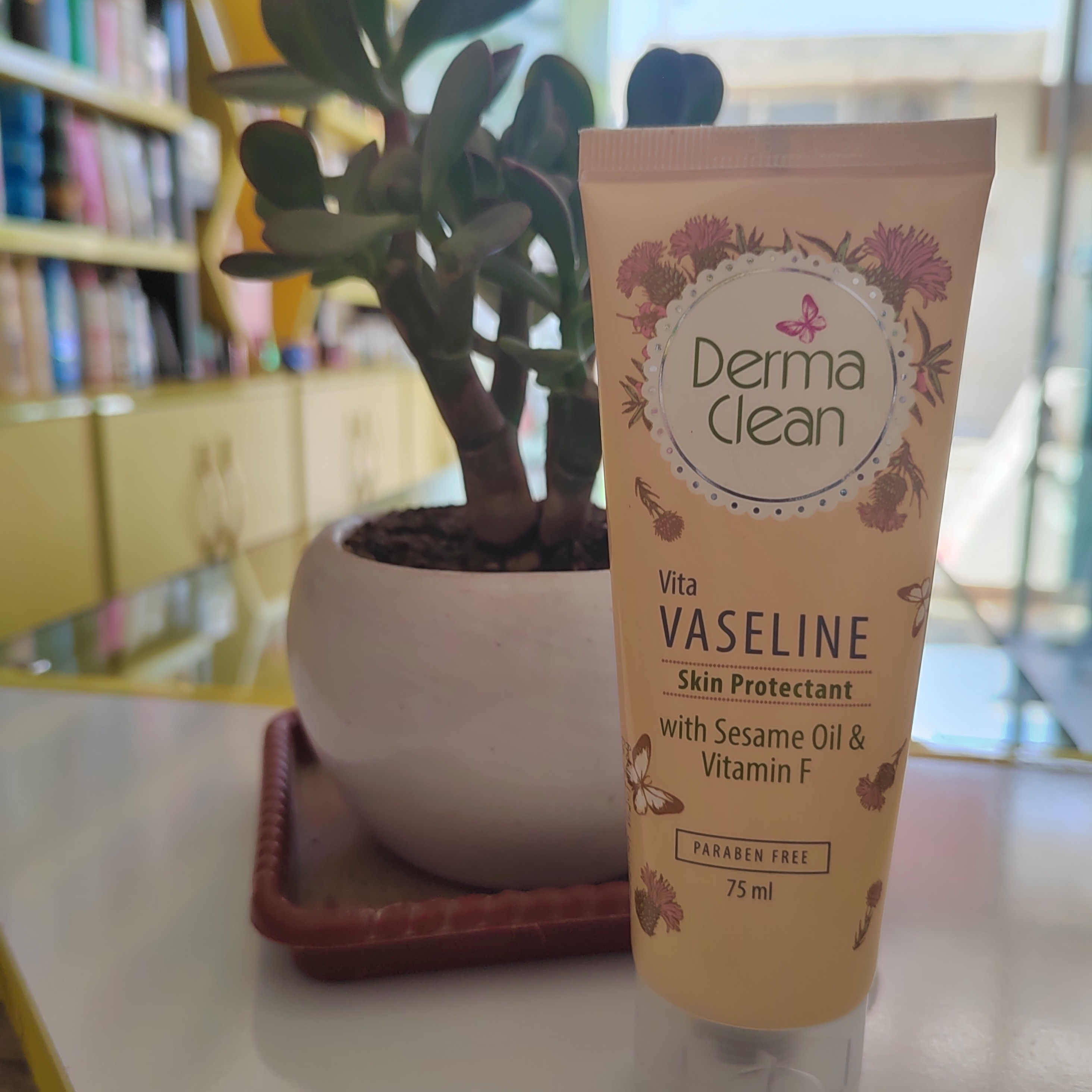 وازلین ویتامینه حاوی روغن کنجدوویتامینfمحافظ پوست