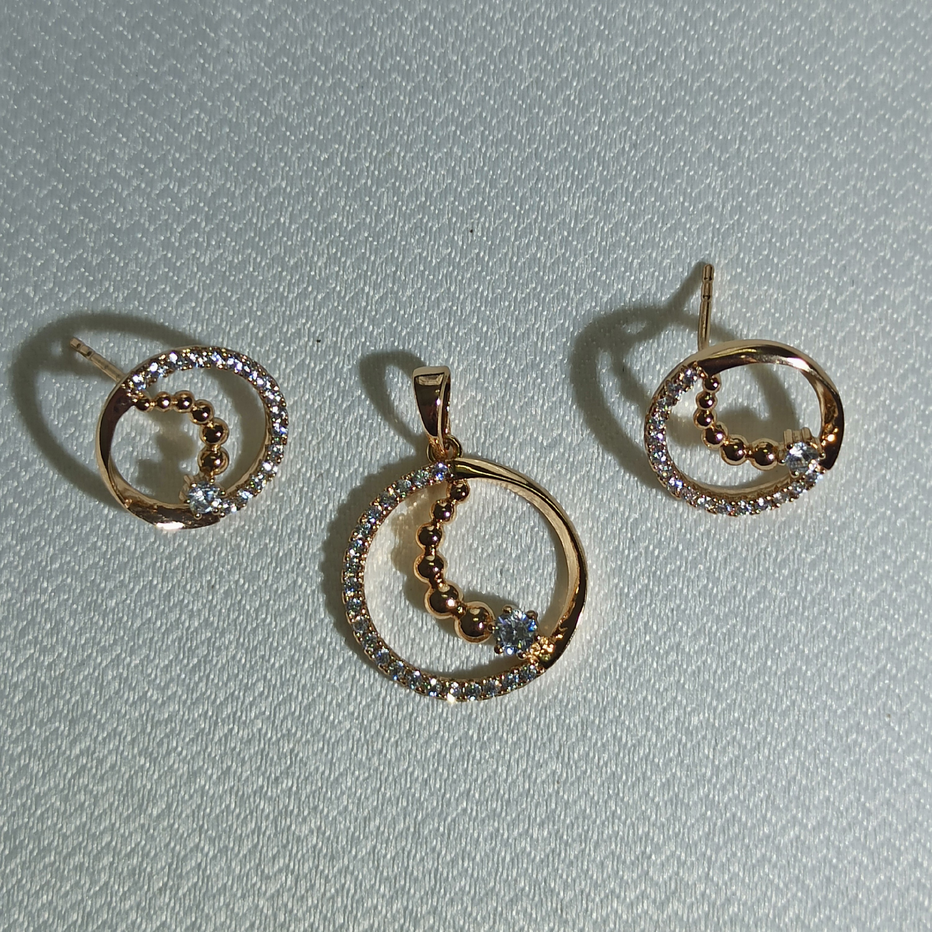  نیم ست  دایره ای ژوپینگ طرح طلا  سه تکه گردنبند بدون زنجیر گوشواره میخی