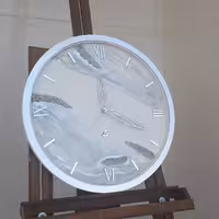 ساعت دیواری طرح روسی قطر 50 نقره ای موتور ارامگرد بی صدا عقربه و اعداد و رینگ مولتی استایل نقره ای رنگ ثابت