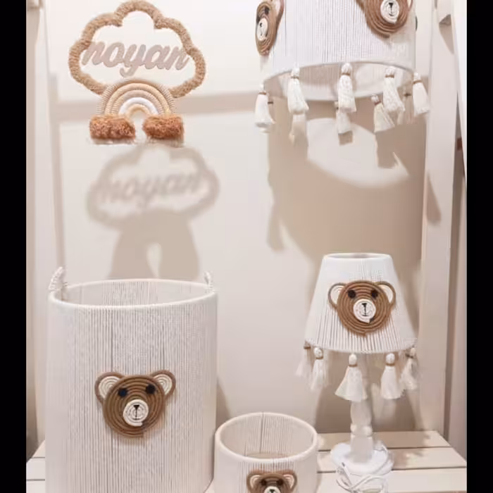 سطل مکرومه و سبد لوسیون و لوستر  مکرومه و آباژور  و  حلقه آویز اسم در تنوع رنگ و طرح هیوادگالری