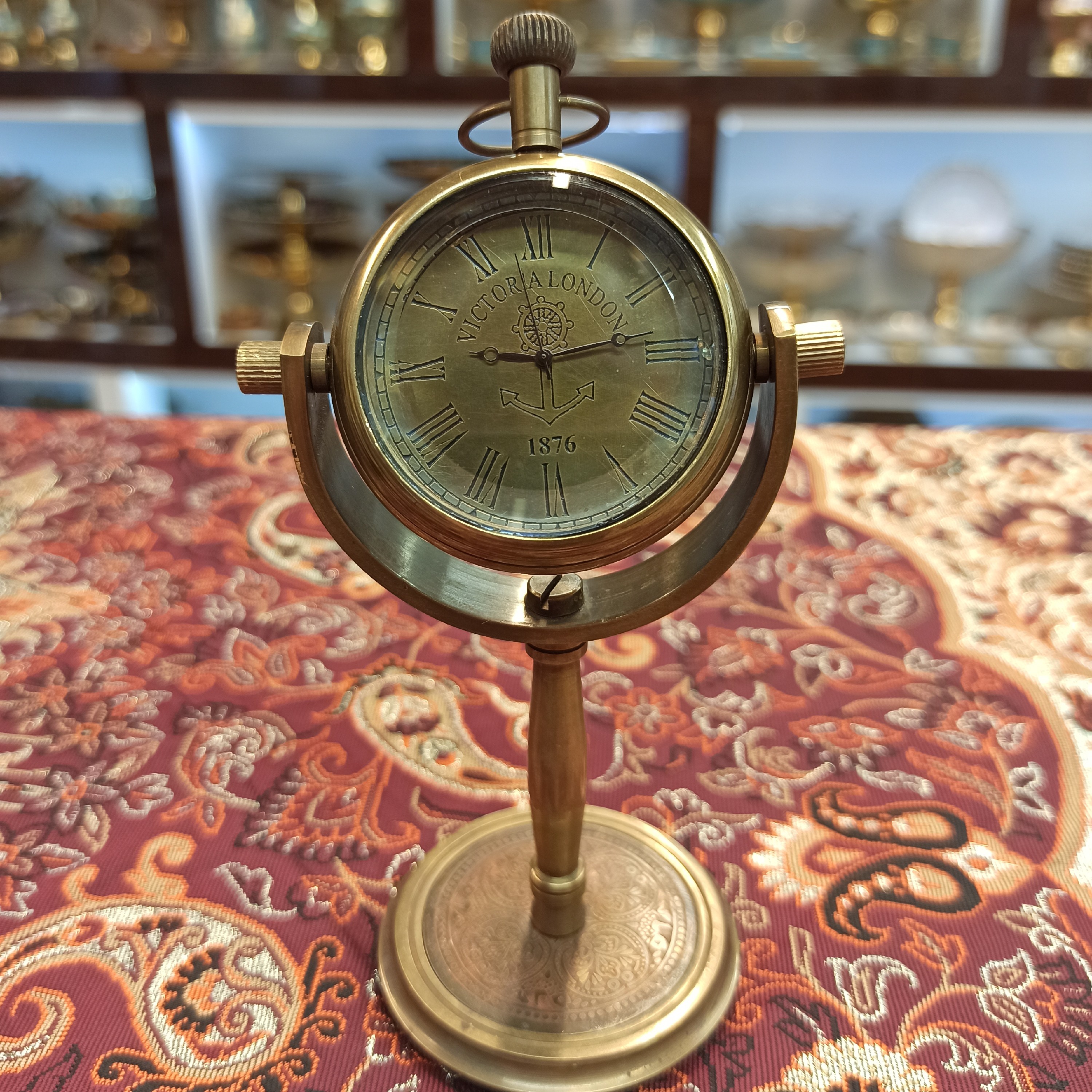 ساعت برنجی پایه دار انگلیسی لندن 1876 میلادی بسیار خاص و منحصربه فرد مناسب برای دیزاین اتاق و انواع باکس و شلف