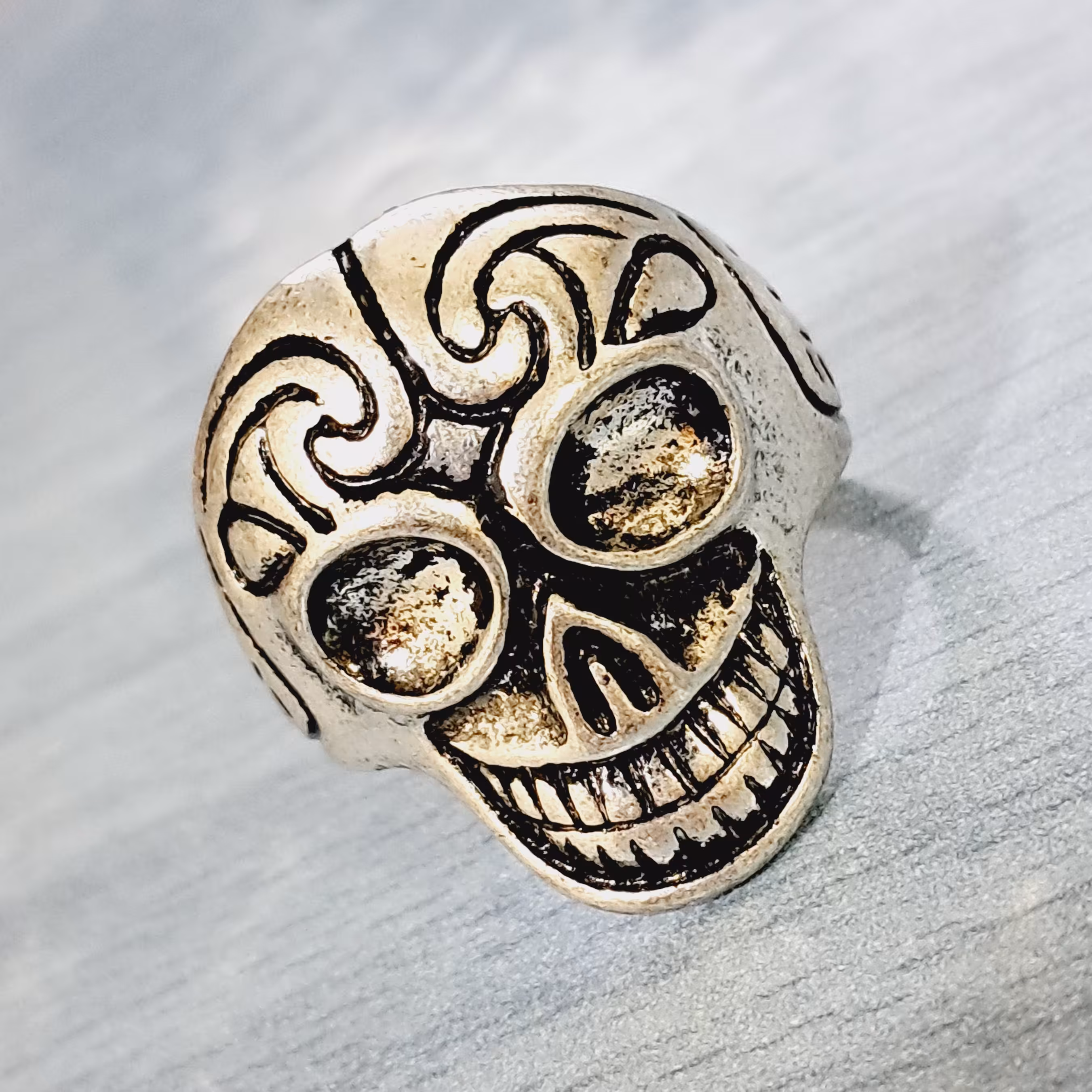 انگشتر سایز 8 طول دور انگشت 57 میلیمتر قطر داخل انگشتر 18 میلیمتر...با پایین ترین قیمت بازار در کنارتون هستیم.9