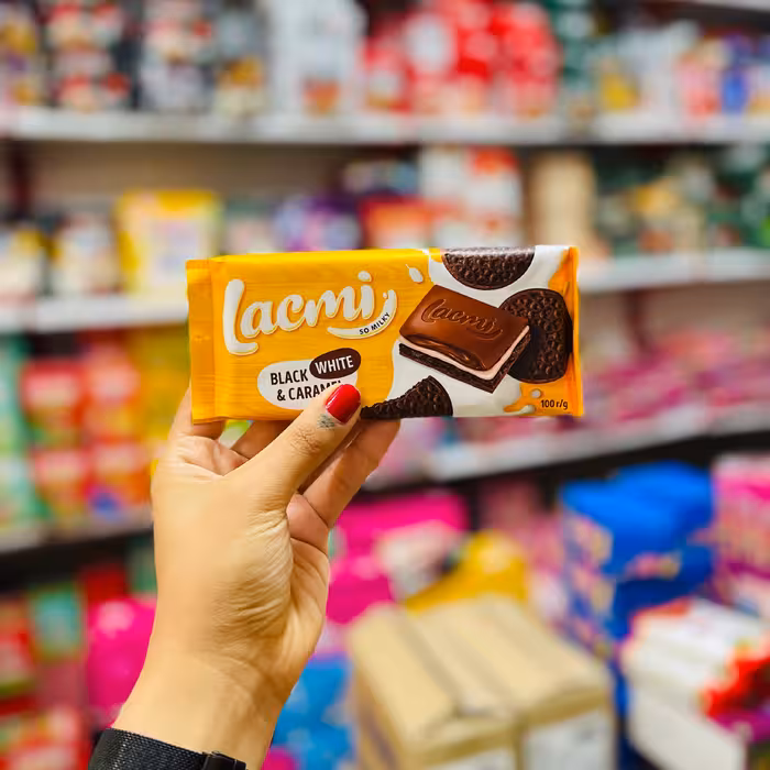 شکلات شیری با لایه های کوکی ترد شکلاتی روشن