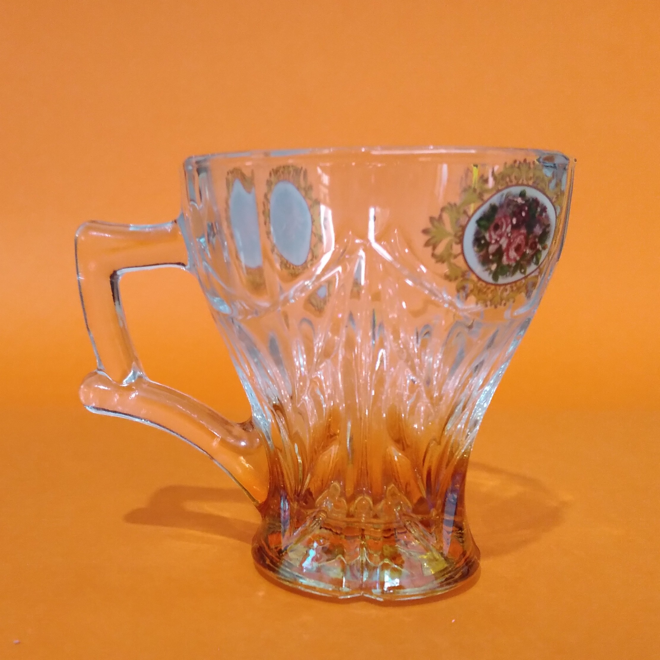 فنجان  امپریال گل رز .رنگ ثابت .بسیار زیبا .مقاوم در برابر آب جوش وآب سرد . محصولی از برند ساکورا