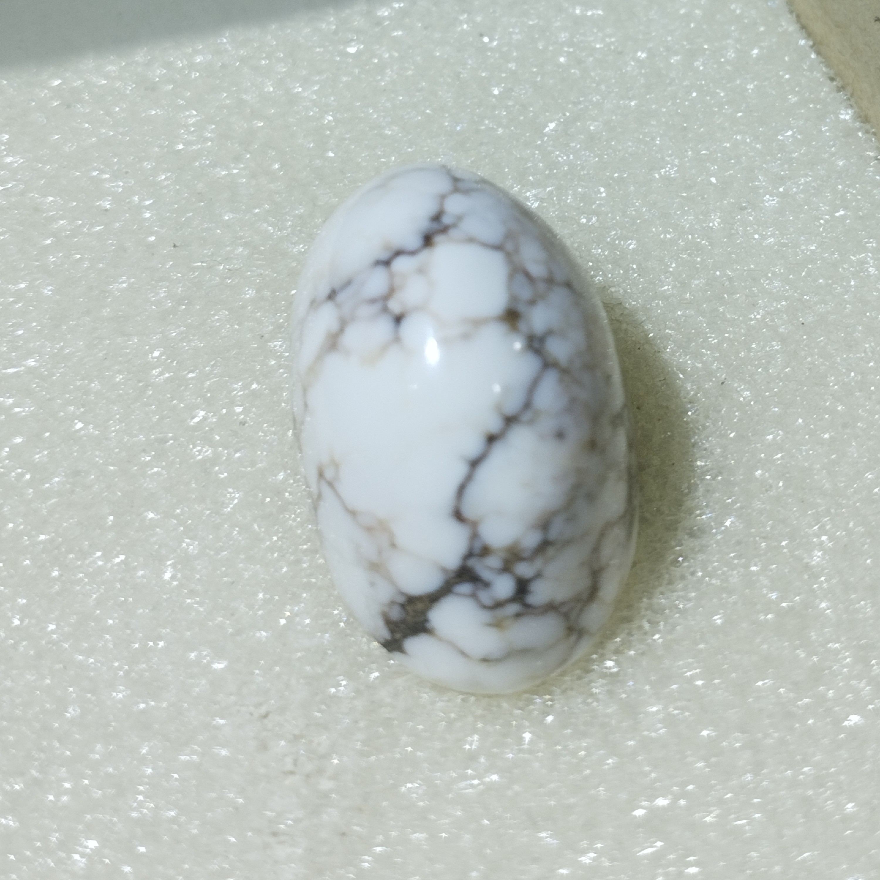 نگین هائولیت معدنی دستساز  قد 28میلیمتر  پهنا 18میلیمتر  ارتفاع 15میلیمتر 