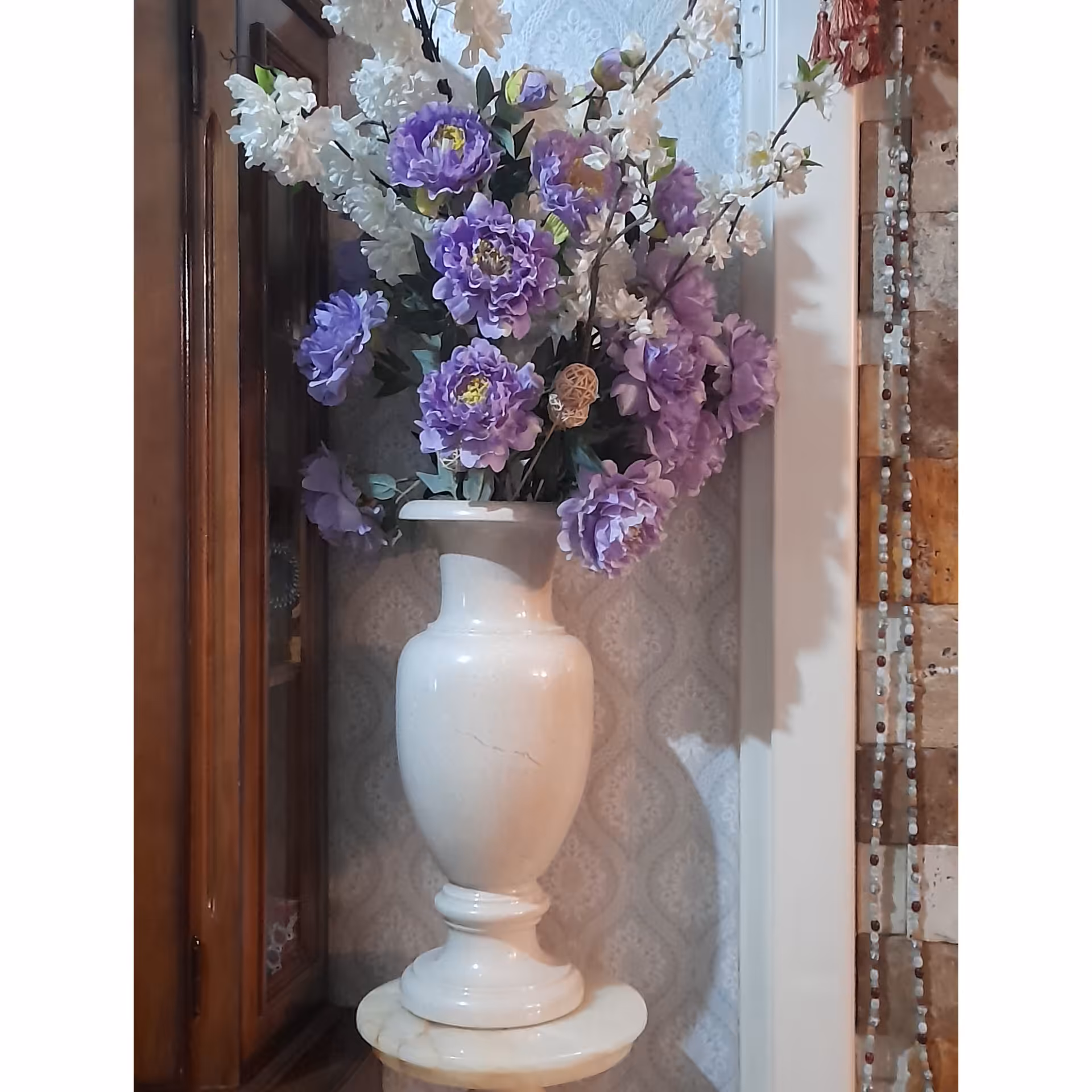 گلدان سنگی مرمر به همراه میز و پایه گلدان (مرمر سفید رنگ)