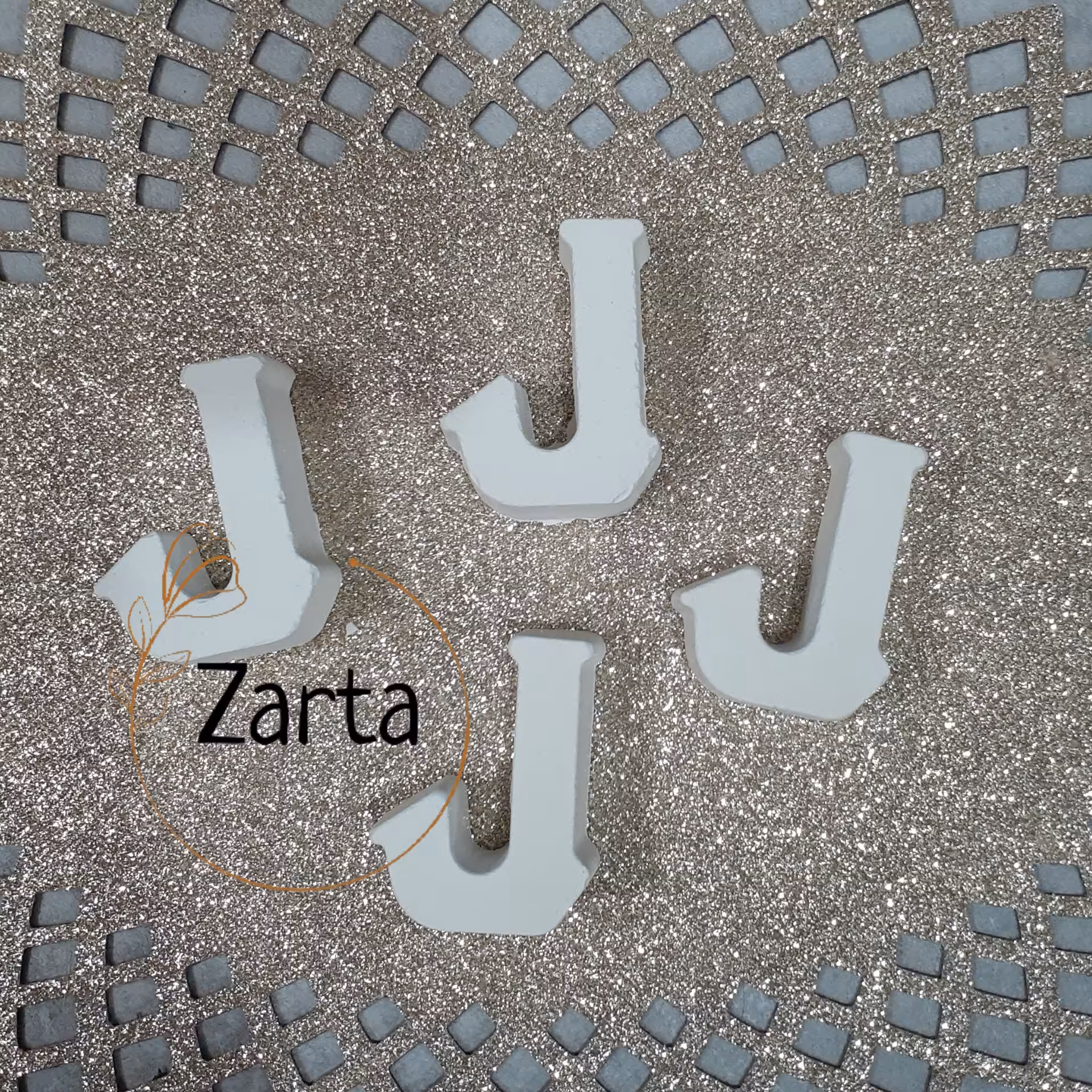 استند خام بتنی حرف J اسم  رنگ  نشده ، 
قابلیت رنگ آمیزی با رنگ اکرلیک و..