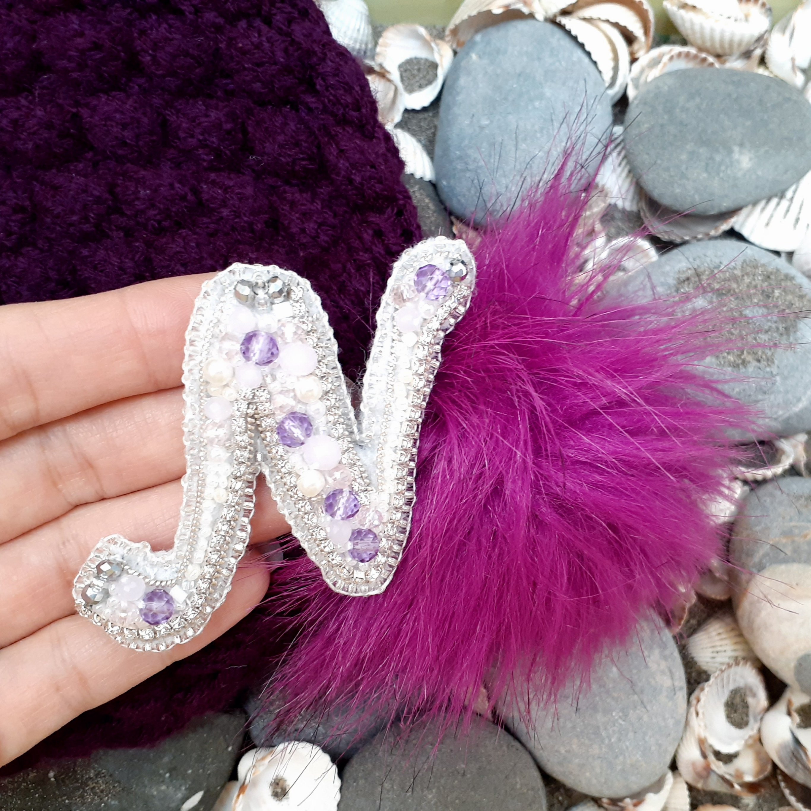 اکسسوری سنجاق سینه  دستساز حرف N