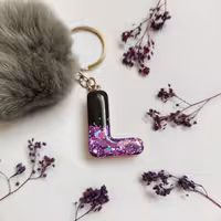 جاسوییچی رزینی و آویز کیف حرف L با منگوله بسیییار نرم و باکیفیت 