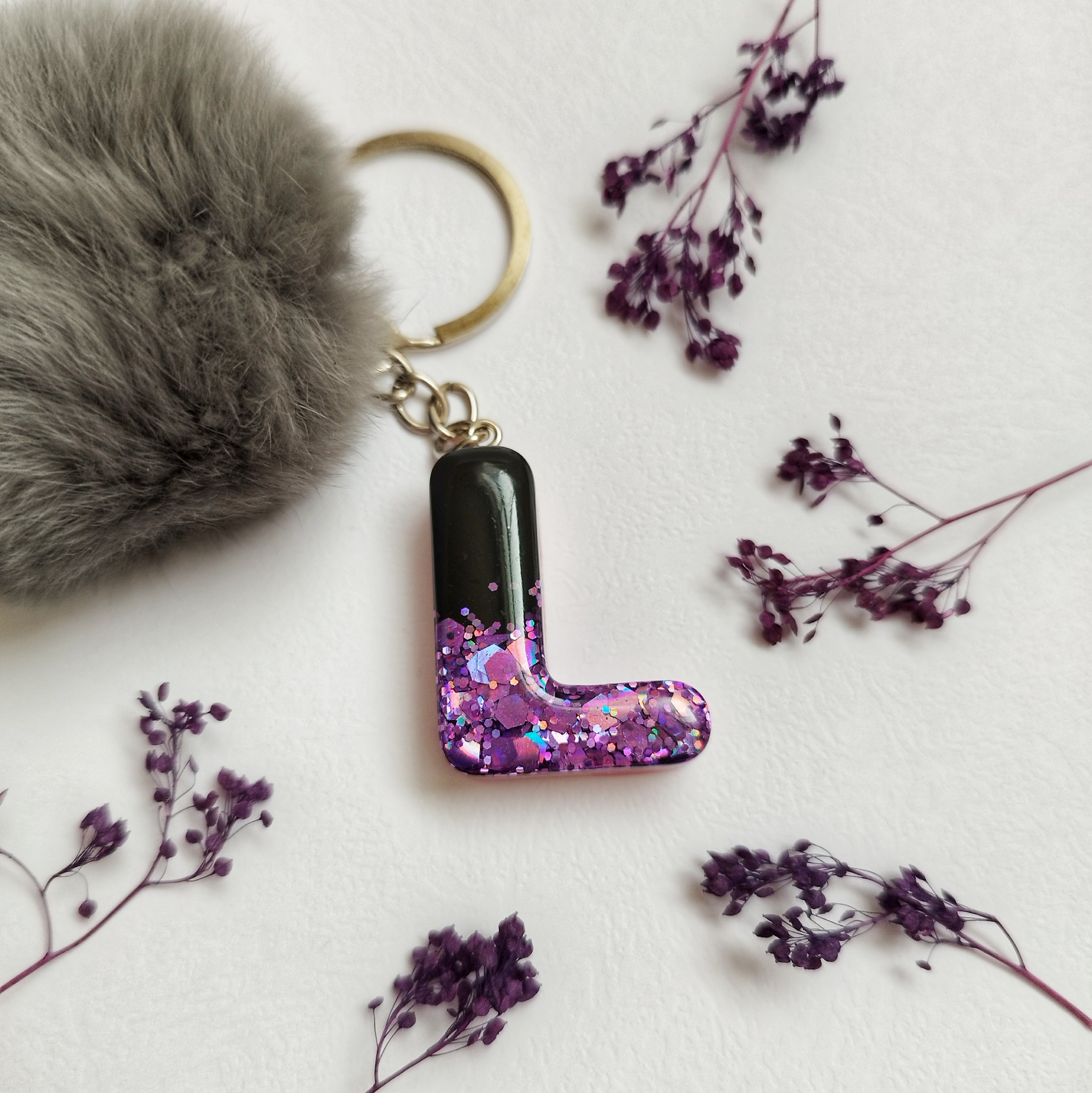 جاسوییچی رزینی و آویز کیف حرف L با منگوله بسیییار نرم و باکیفیت 