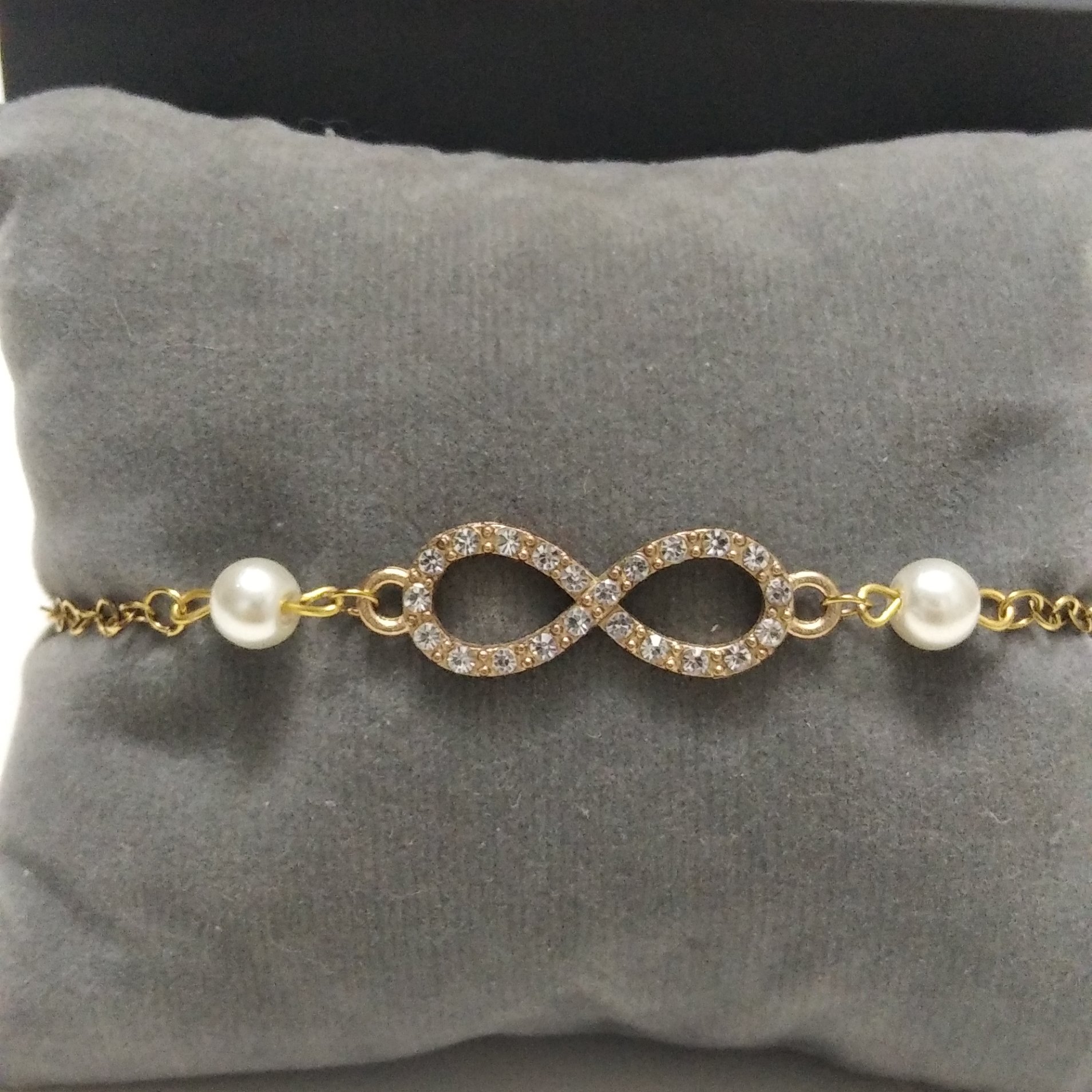 دستبند طلایی رنگ ثابت طرح بینهایت نگین دار