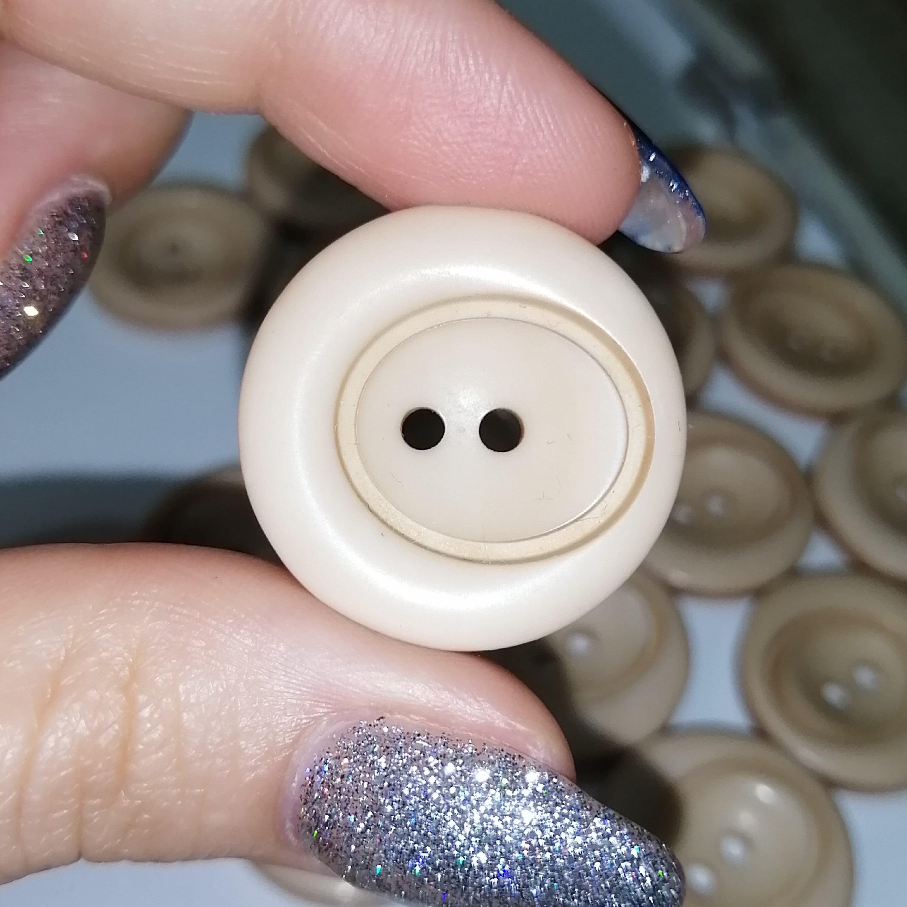 دکمه لباس طرح دار رنگ کرمی روشن بزرگ در بسته 12 عددی 