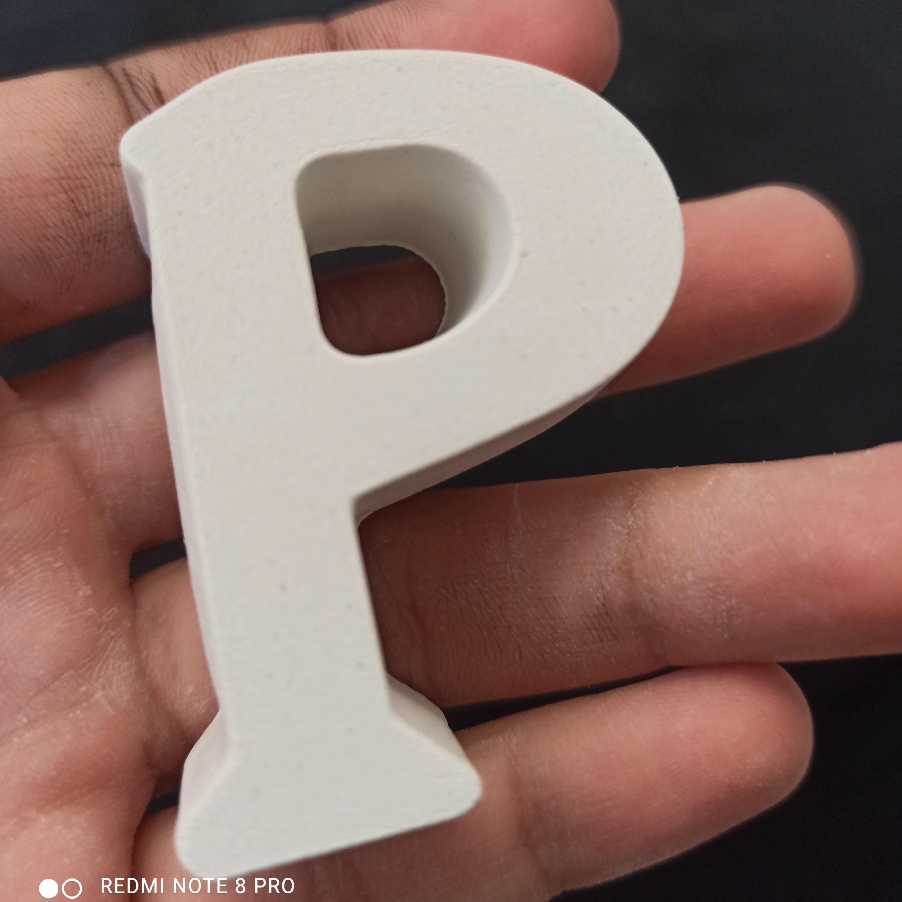 بیس خام حرف P ، فونت رومی بزرگ ، جنس بتنی سنگی ، ضخامت 2 سانتی متر ، ارتفاع 5.5 سانتی متر