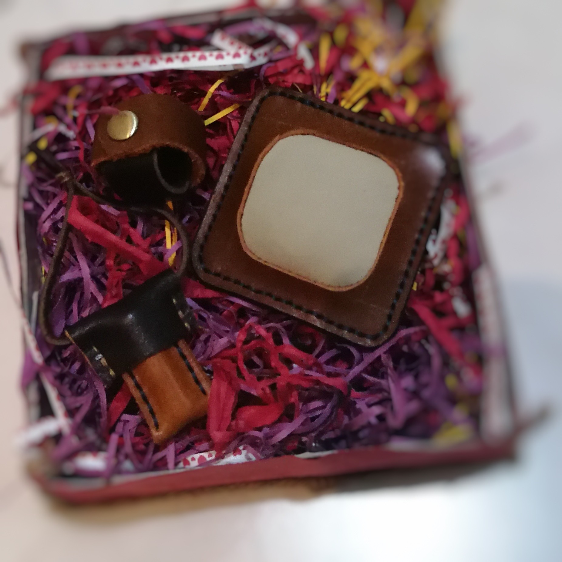 پک هدیه ی خیاط حرفه ای ( جای متر خیاطی و جاسوزن ته گرد و جاسوزن خیاطی درپوش دار )  با چرم طبیعی دست دوز