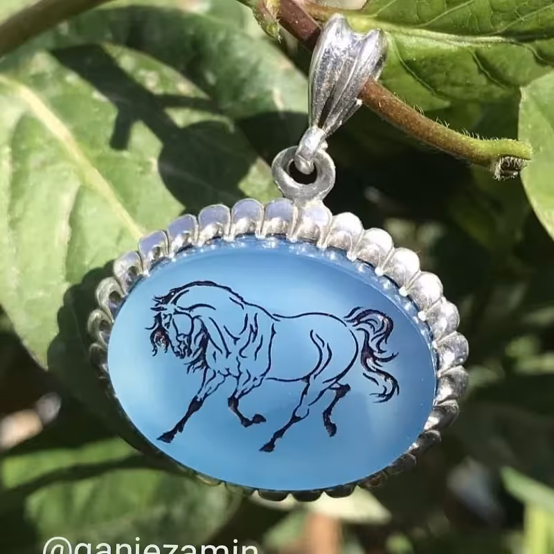 حکاکی و خوشنویسی طرح خاص مشتری طرح اسب روی نگین عقیق یمنی انگشتر یا گردنبند انجام شده با ماشین 