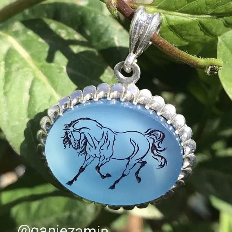 حکاکی و خوشنویسی طرح خاص مشتری طرح اسب روی نگین عقیق یمنی انگشتر یا گردنبند انجام شده با ماشین