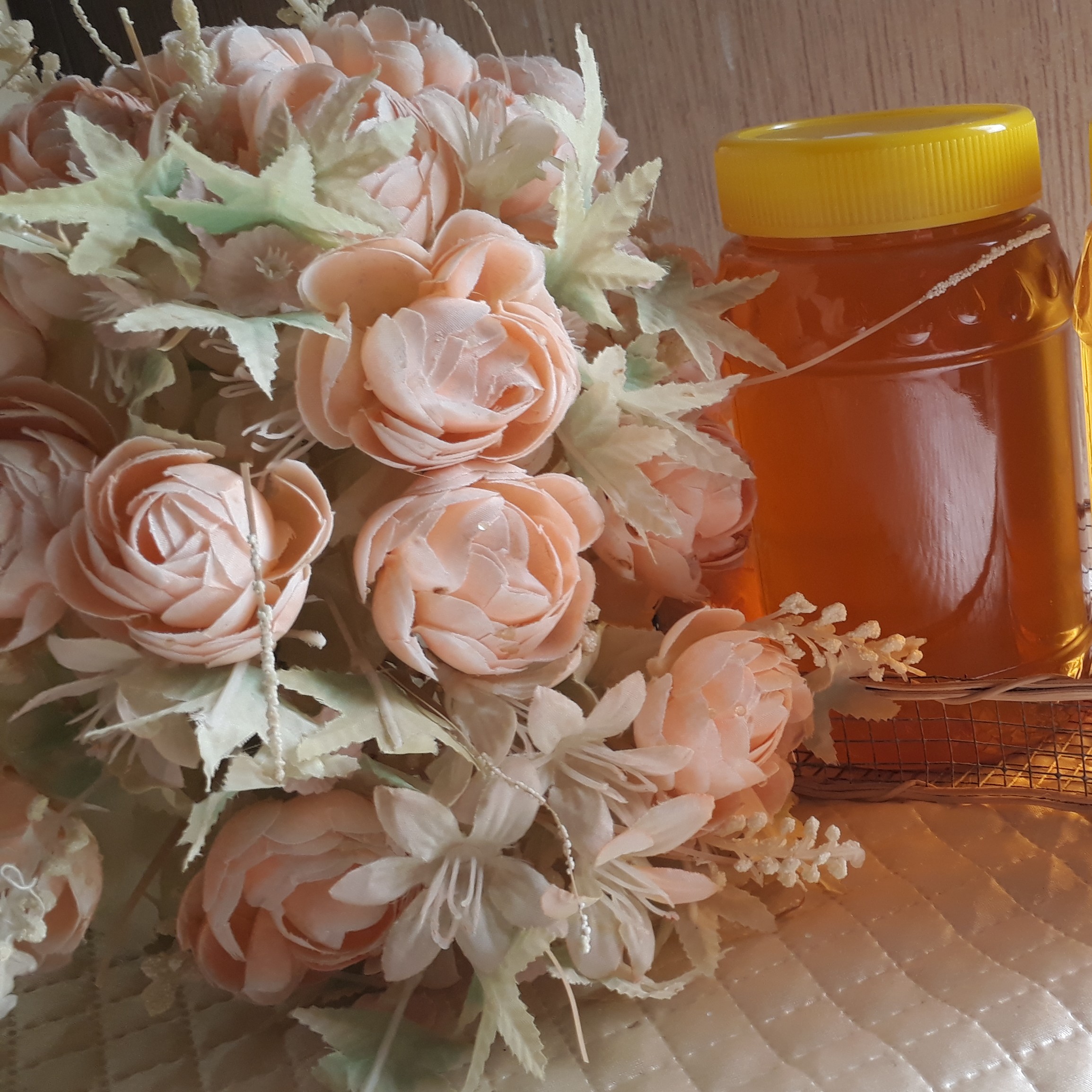 عسل زول با رنگ روشن و کیفیتی بسیار عالی و طعمی به یاد ماندنی و وزن 1000 گرم