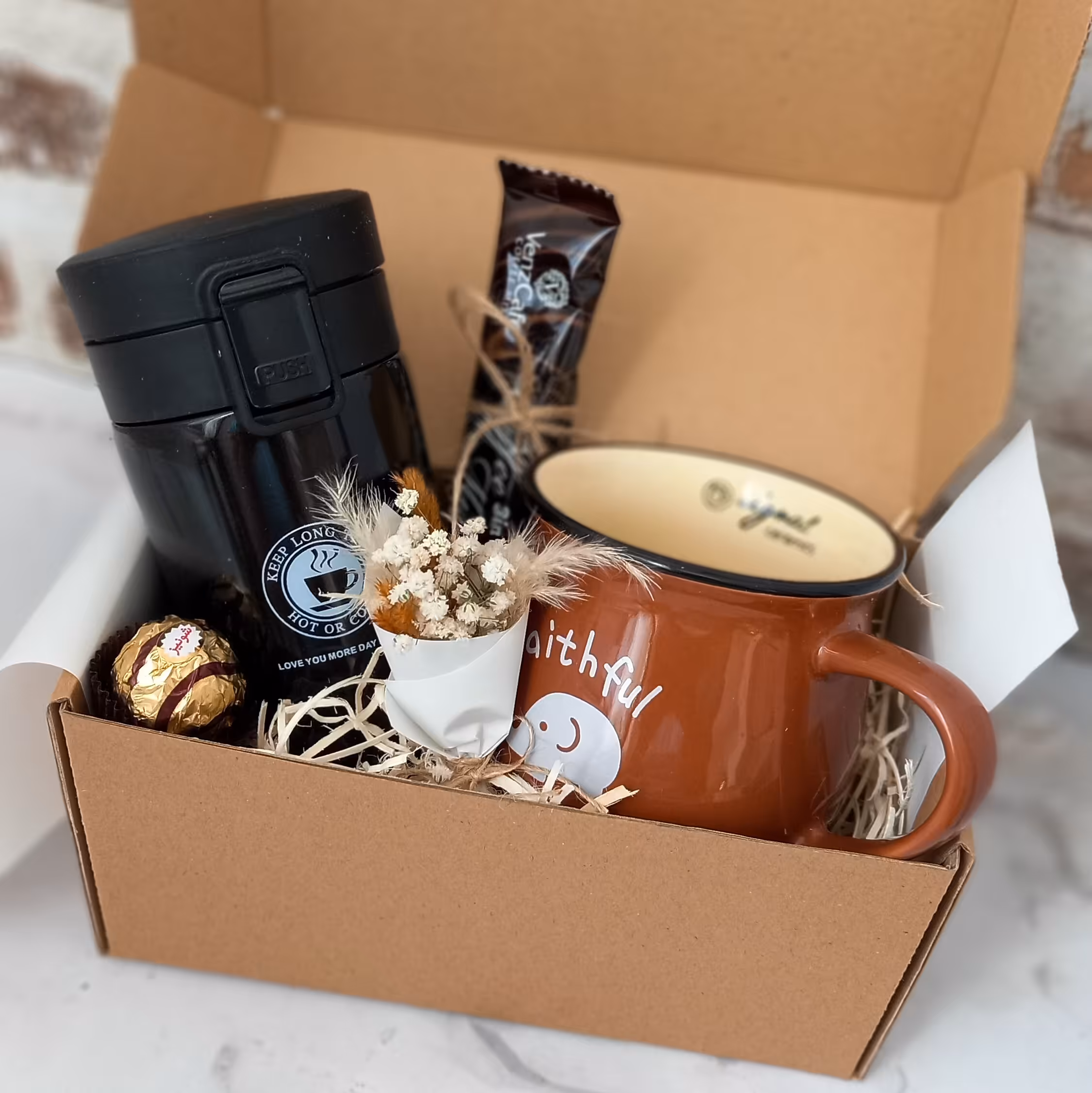 باکس هدیه(تولد سالگرد ازدواج )شامل تراولماگ با کیفیت رنگ قهوه ای سوخته و ماگ سرامیکی رجینال و قهوه فوری و شکلات و گل