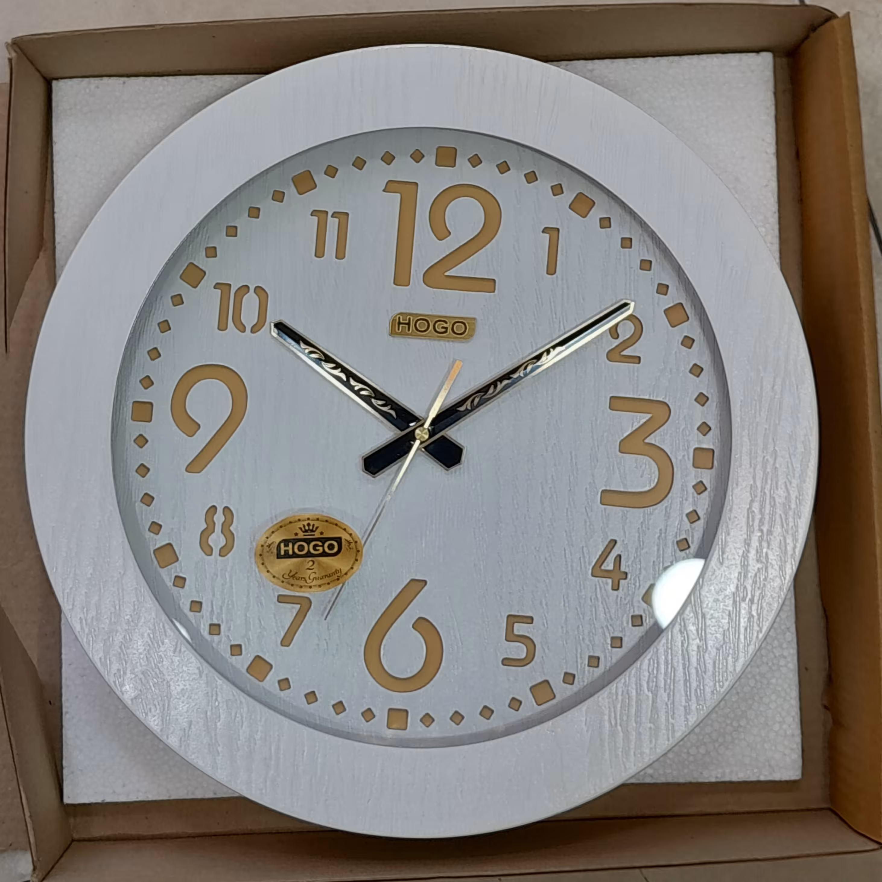 ساعت دیواری برند هوگو موتور اصلی .داخل دو لایه چوب و دور رزین طرح چوب با ضمانت شرکتی.ابعاد 30 در 30.