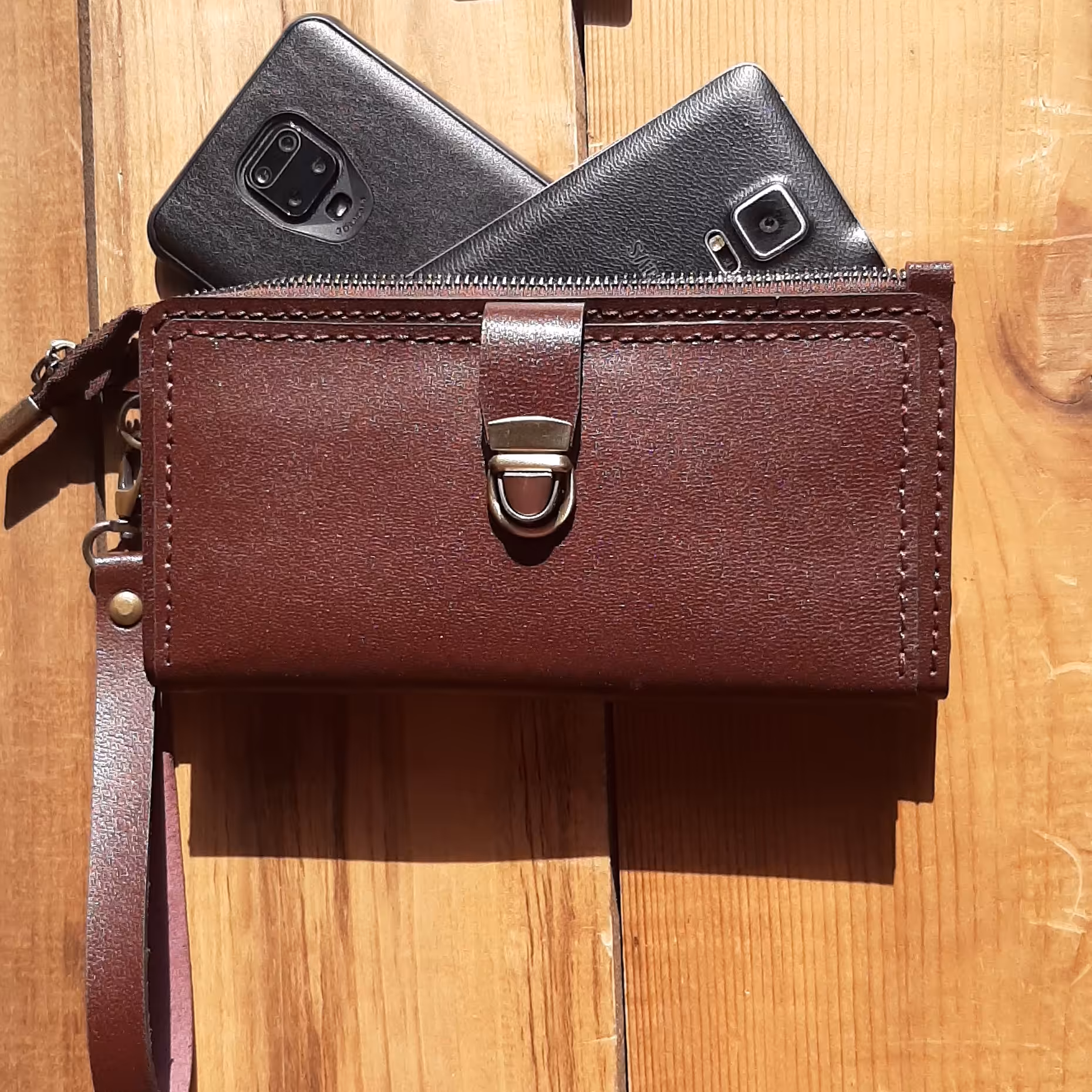 کیف پول و مدارک دستی