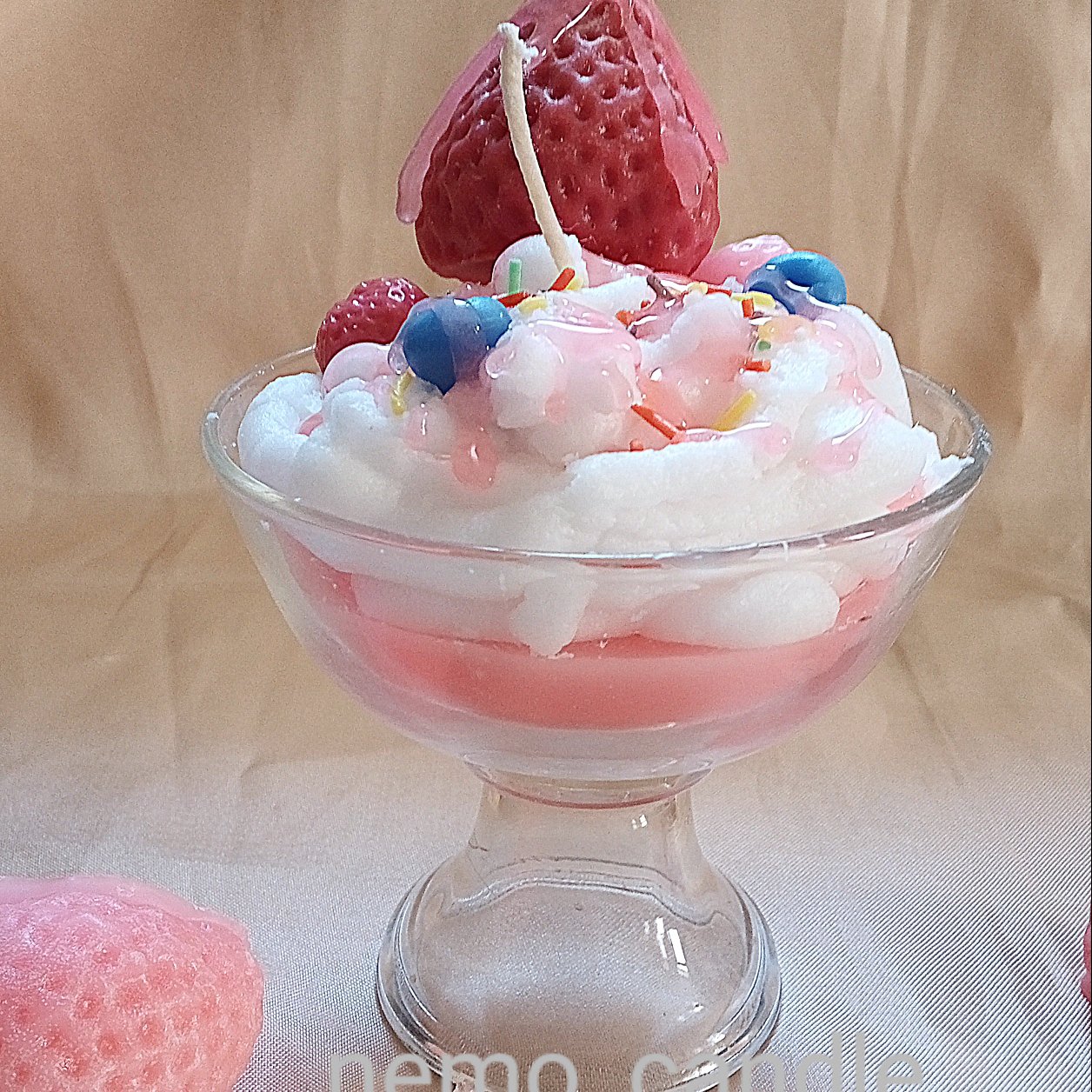 شمع شیشه ای طرح شیک توت فرنگی 