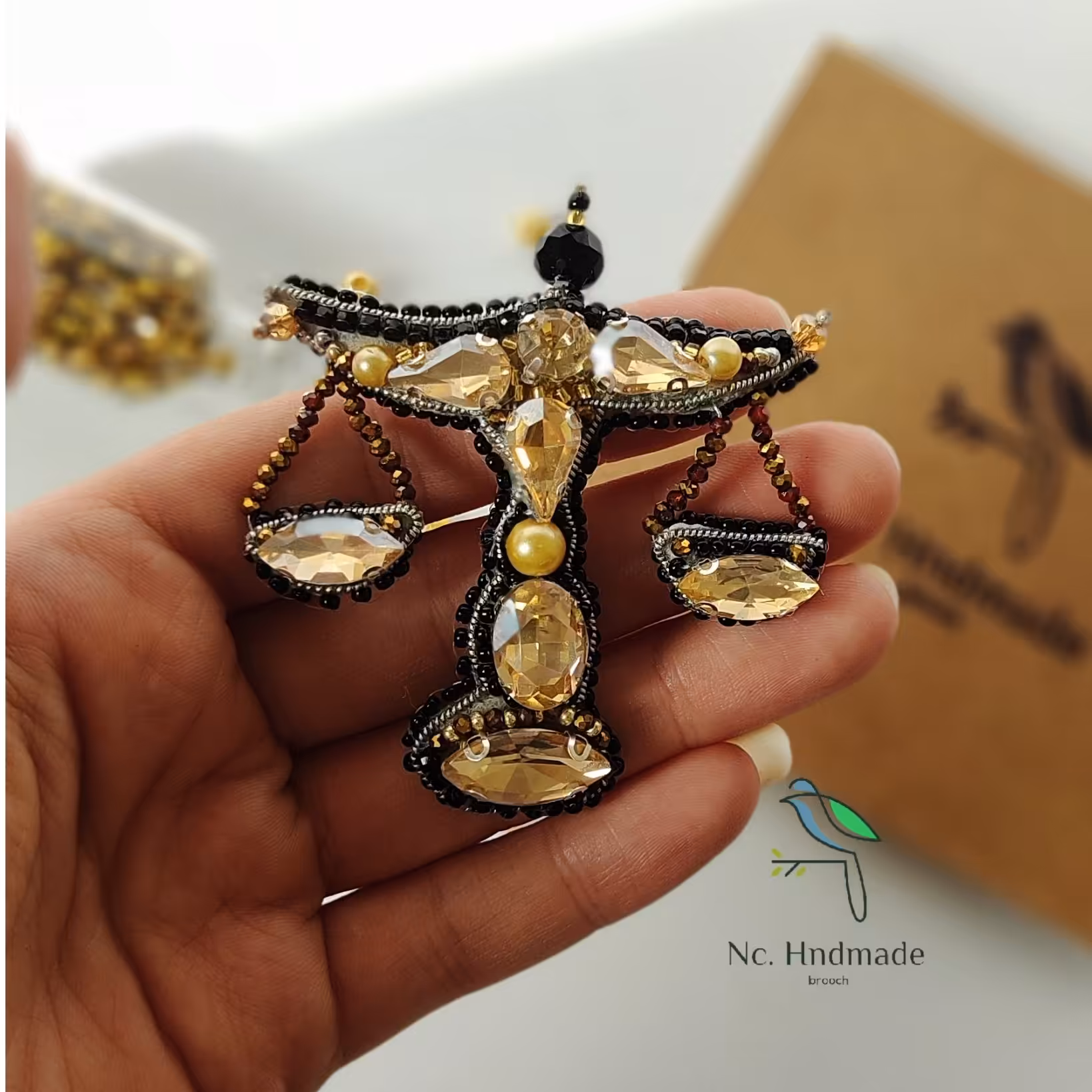 سنجاق ترازوی قضاوت مناسب هدیه برای وکلا و قضات 