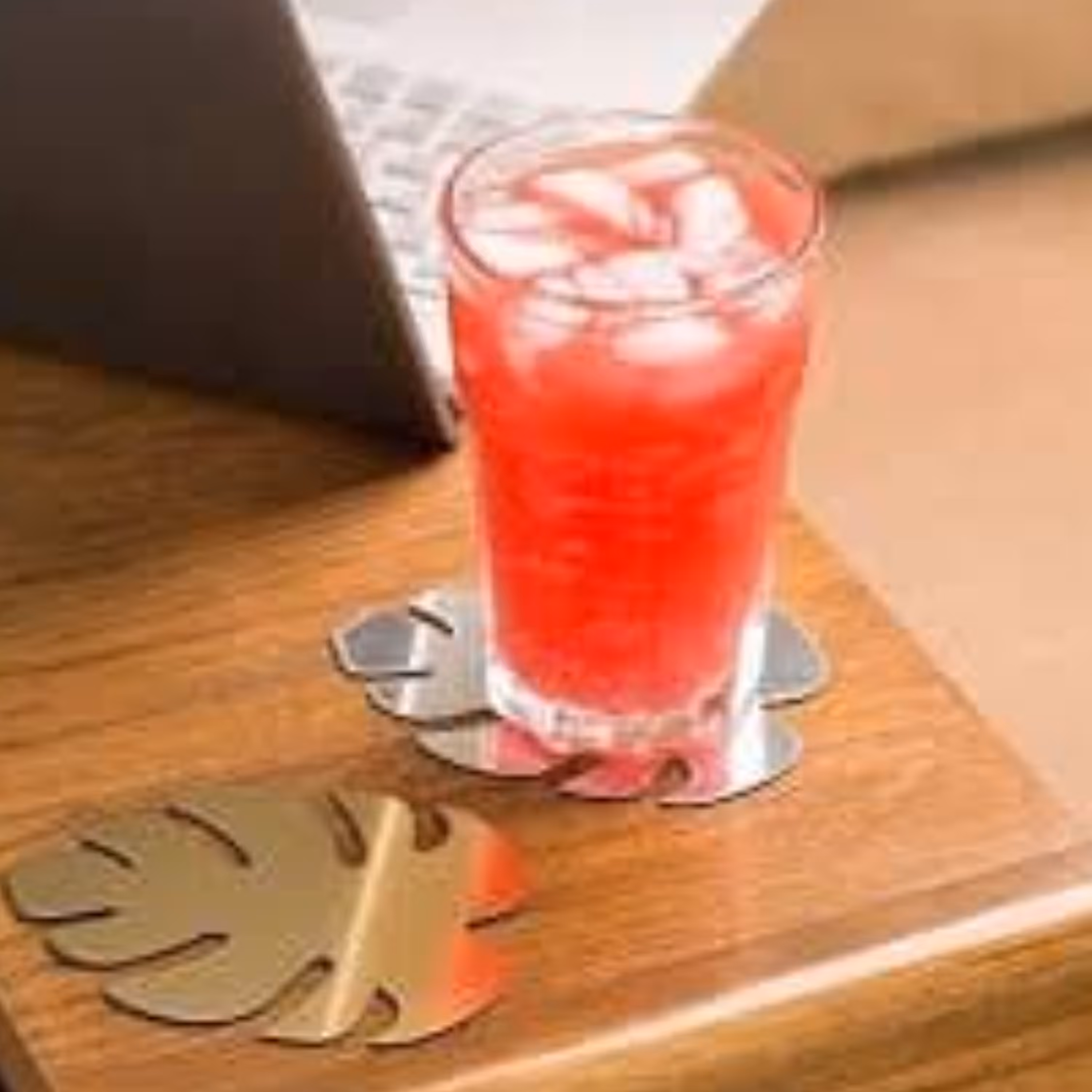 زیر لیوانی طرح برگ رنگبندی طلایی  و نقره ای