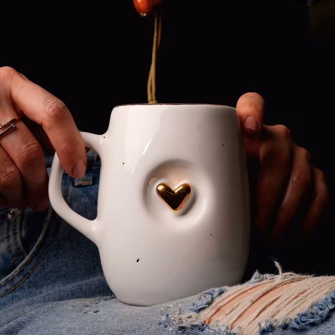 ماگ سرامیکی دستساز  سفید طرح قلب طلایی