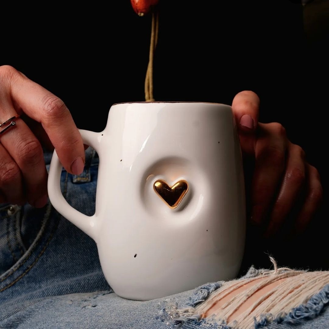 ماگ سرامیکی دستساز  سفید طرح قلب طلایی