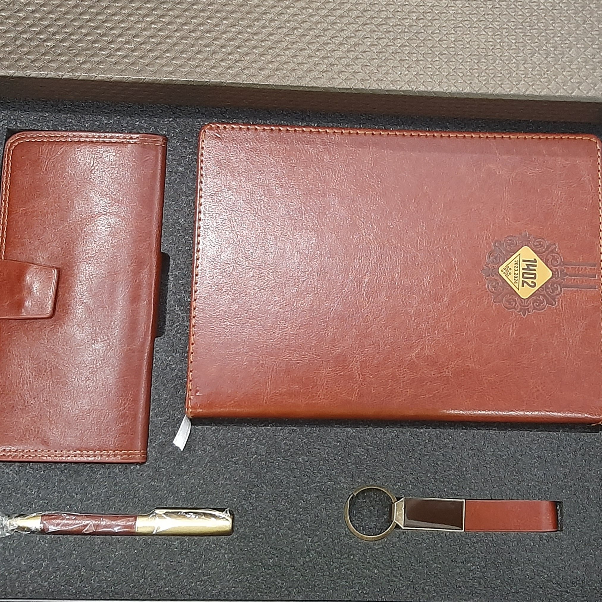 ست کیف پول و جا کلیدی وتقویم چرم