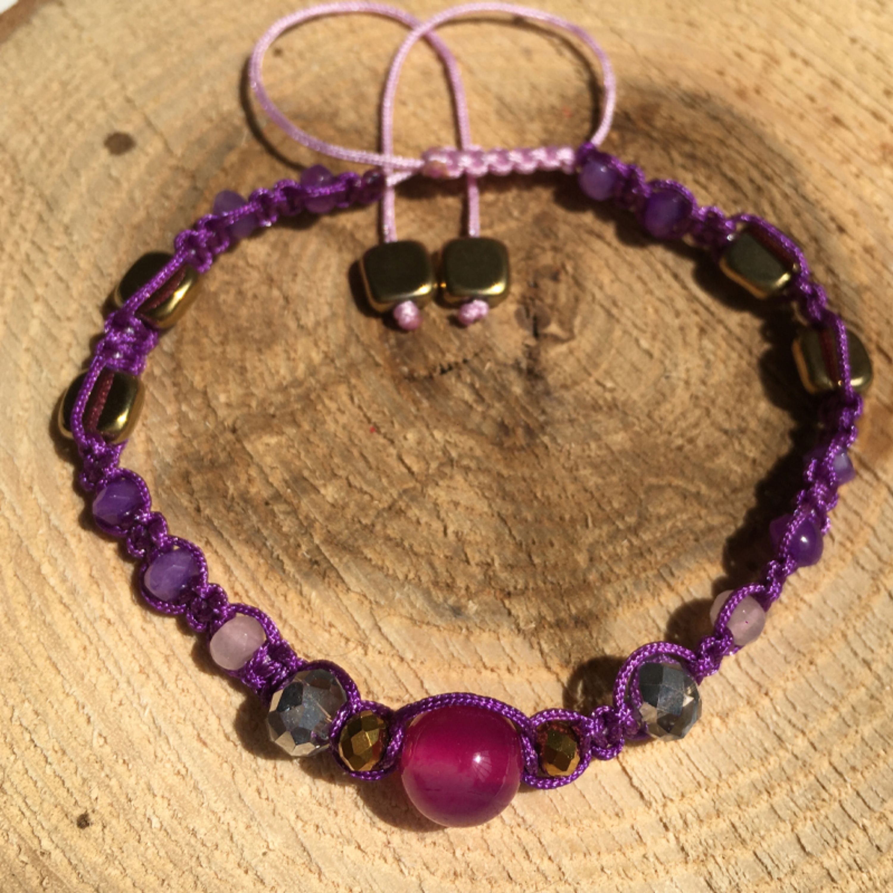 دستبند مدل مهر تلفیقی از سنگ های عقیق صورتی رگه دار کریستال هماتیت و عقیق هندی