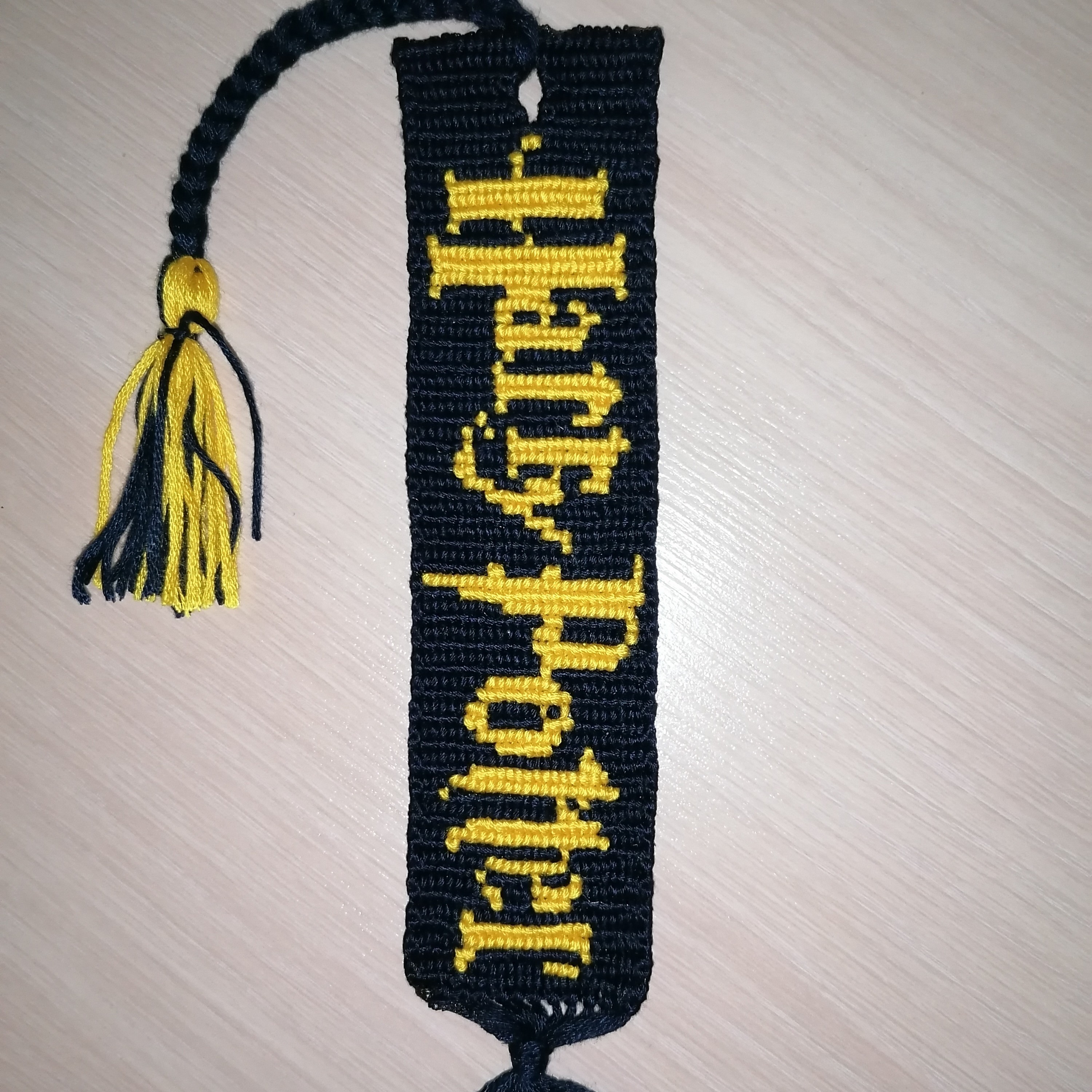 بوک مارک (نشان گر  کتاب) دوستی آلفا بافی نسبتا پهن طرح هری پاتر  بند منگوله گیس بافت شده عکس پشت کار  و رو کار موجوده 