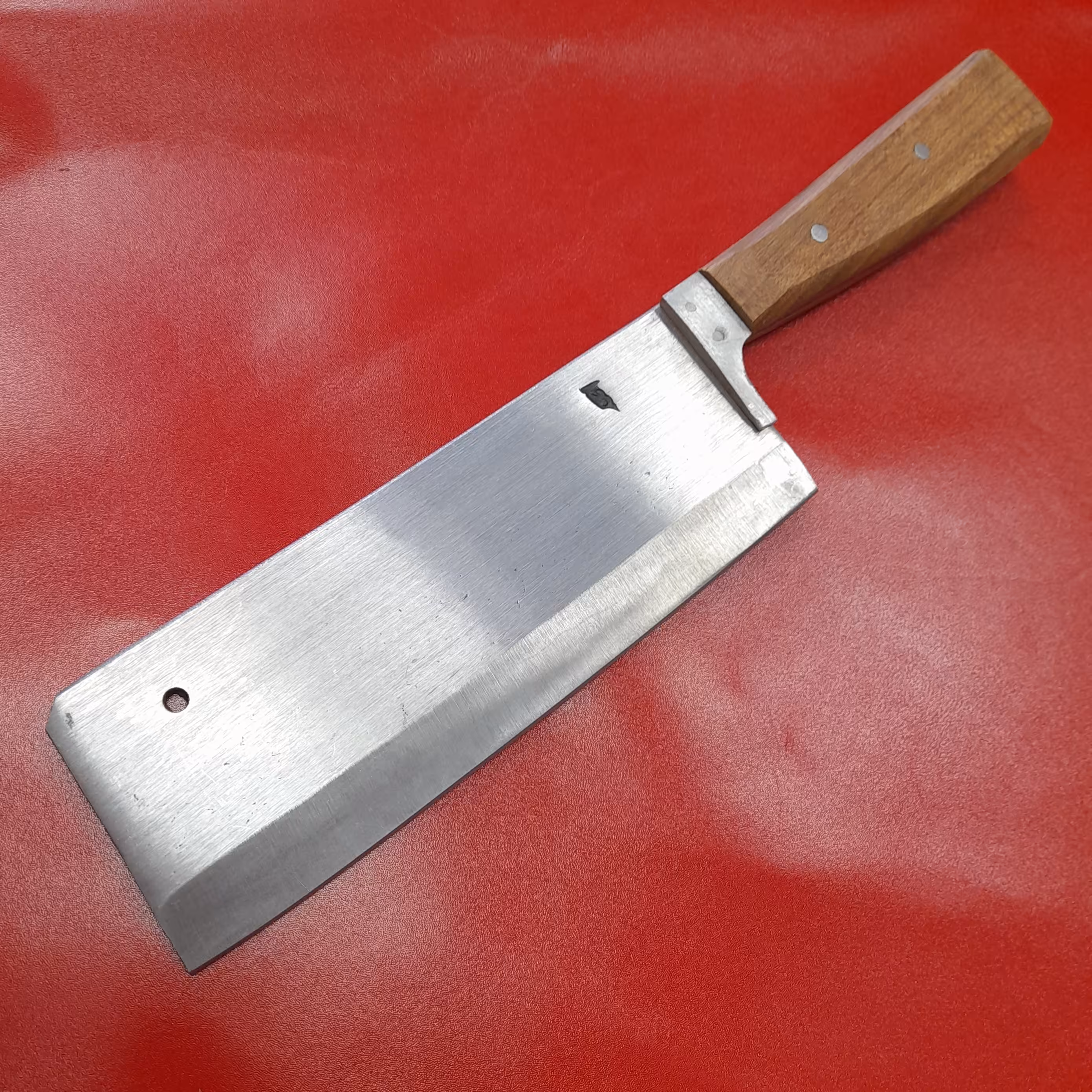 چاقوزنجان ساطور قصابی زنجان ساطور فولادزنجان طول کل 34سانت دست ساز طول تیغه 20سانت ضخامت تیغه 5 میل وزن 800گرم فنرماشین 