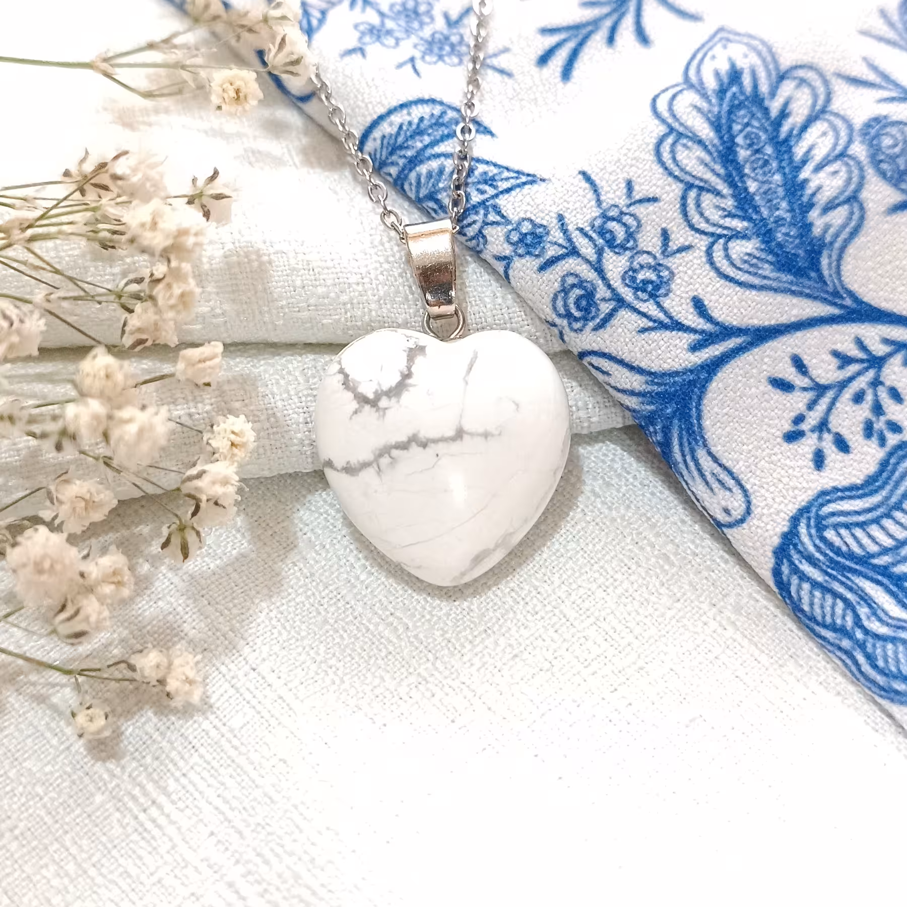 گردنبند سنگ هولیت یا هاولیت اصل کد 001 با کیفیت درجه یک به همراه زنجیر استیل