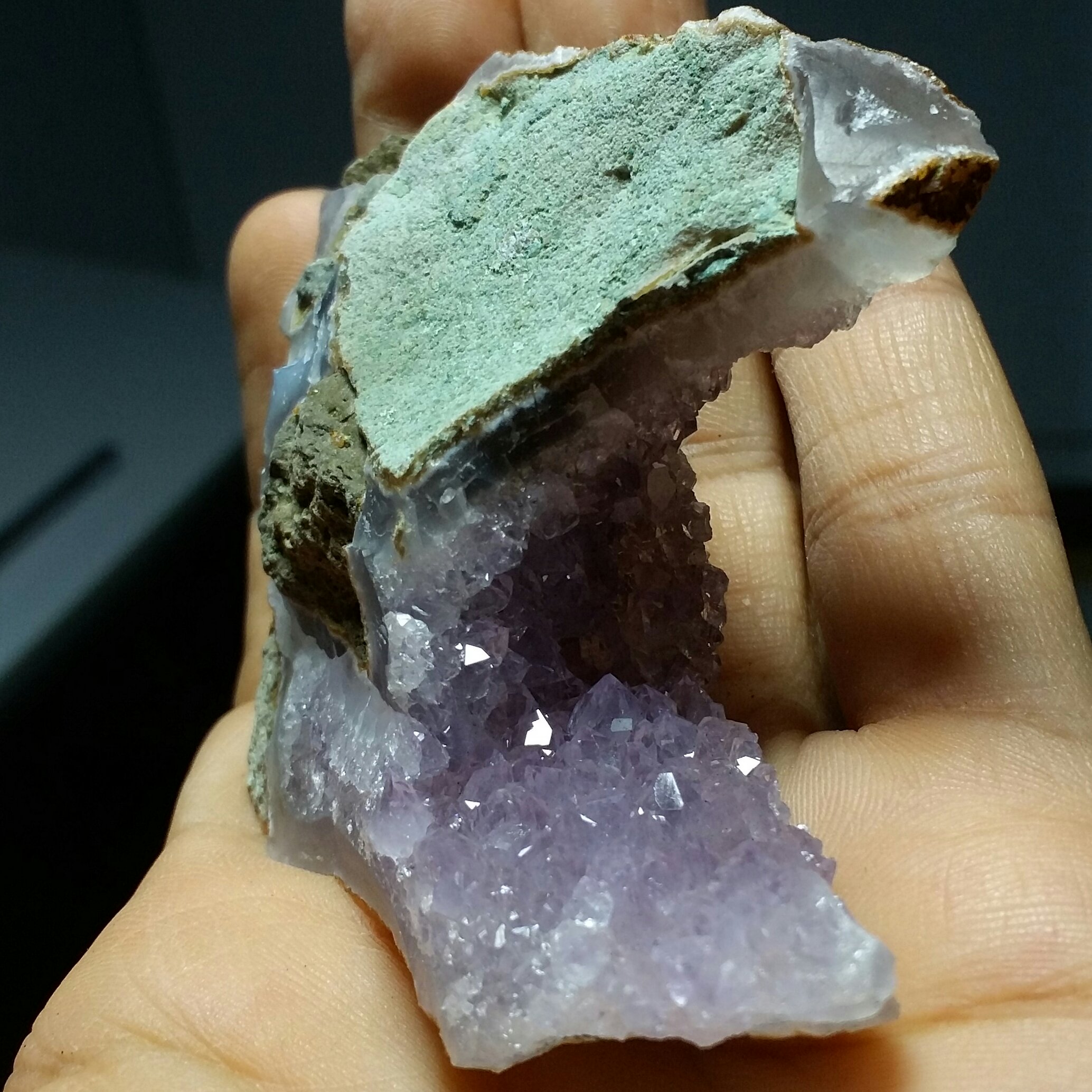 سنگ راف آمتیس بسیاار پر رنگ روی بستر بسیار زیبا دیدنی کاملا طبیعی شاهکار خلقت خااااص و بی نظیر
کد 7945