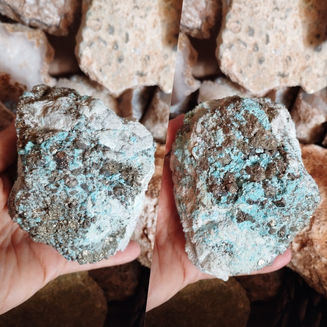 سنگ فیروزه اصل فیروزه طلایی ترکیب از  فیروزه با پیریت طلایی از معدن کرمان نایاب و فوق کلکسیونی با رنگ طبیعی 