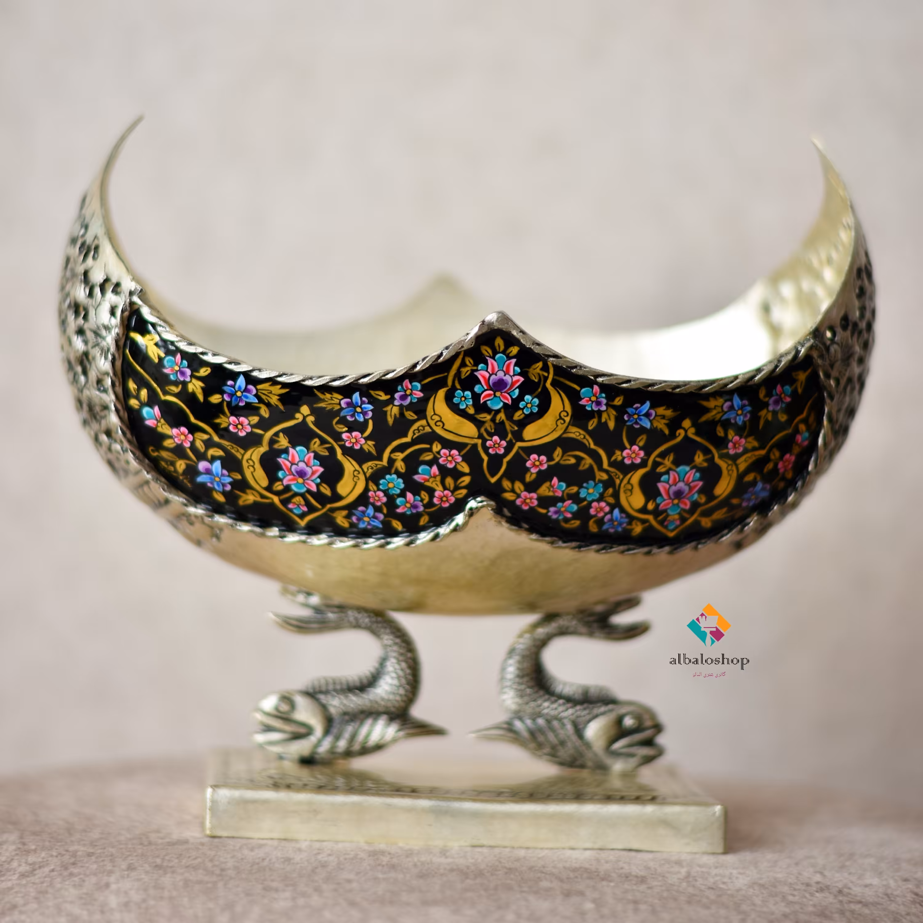 کشکول برنجی مس و پرداز شبه نقره تذهیب اعلا قلمزنی پایه ماهی ارتفاع با پایه جلوظرف13 کناره ظرف18سایزخودکشکول 20در8