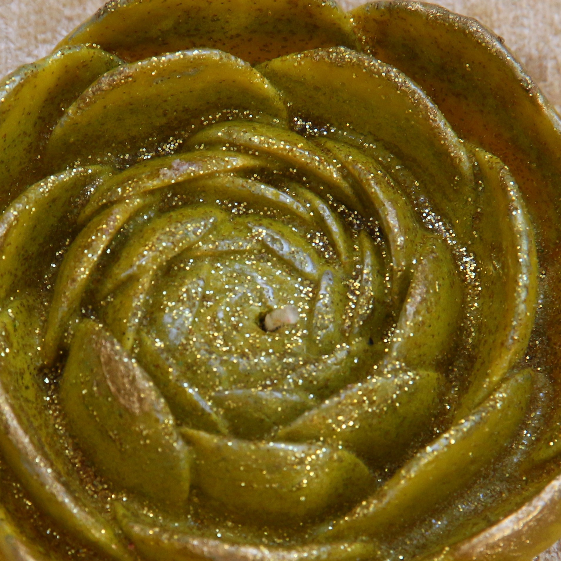 شمع گل پیونی رنگی تزیین شده با اکلیل و معطر