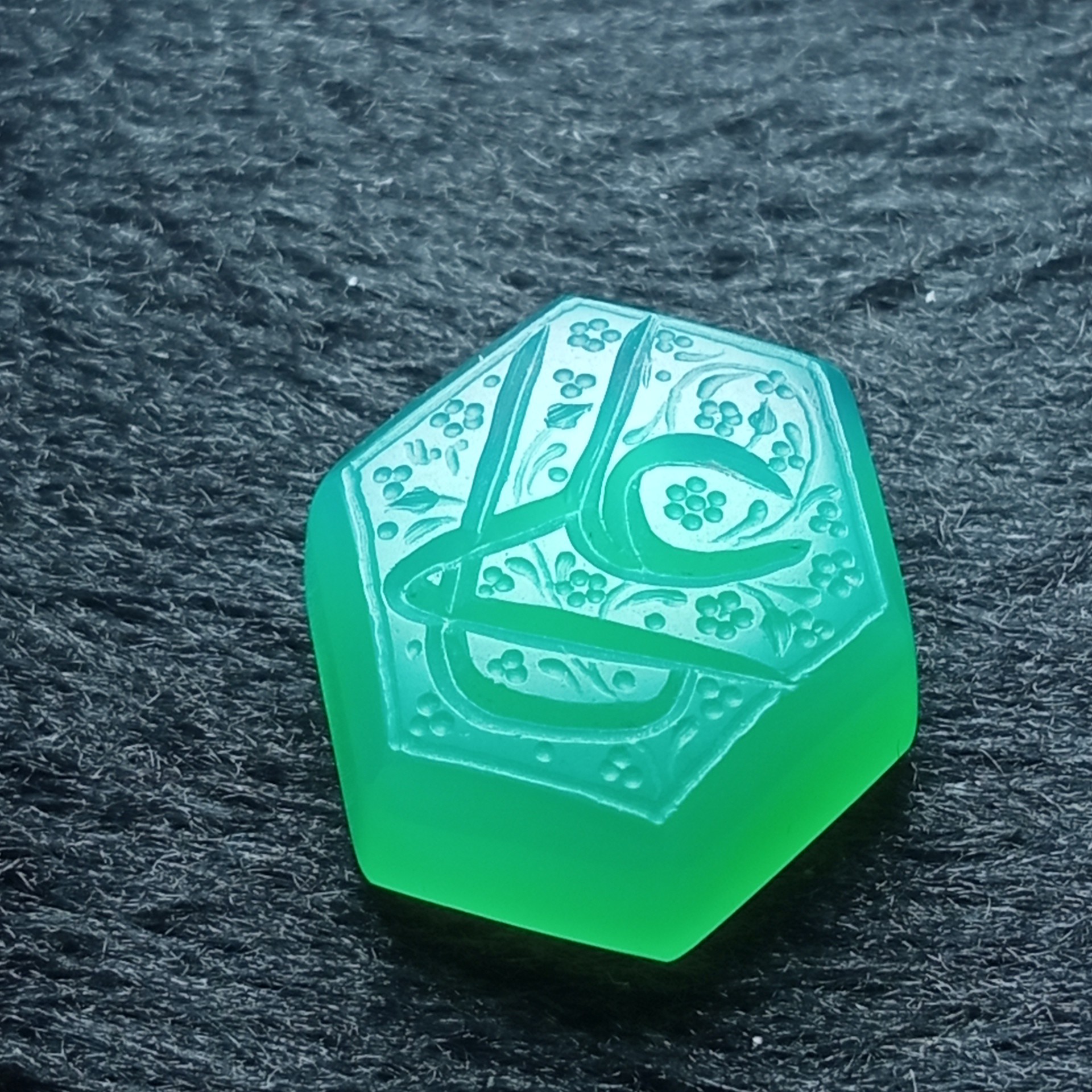 نگین عقیق با حکاکی نام شریف یاعلی 