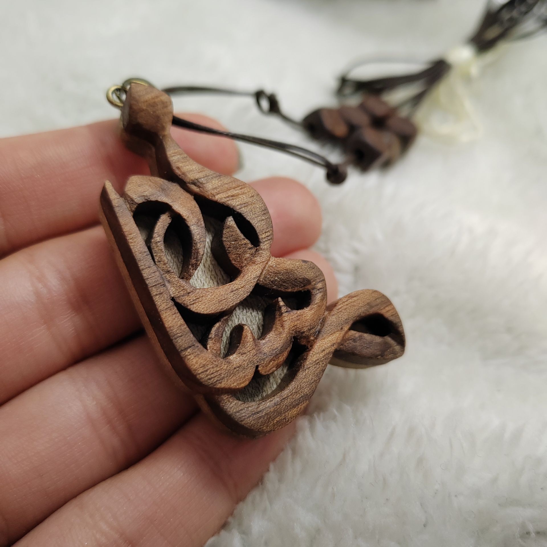 گردنبند چوبی طرح اسم چوب گردو، اندازه 5 سانتی متر، قابل سفارش در طرح ها و اسامی مختلف