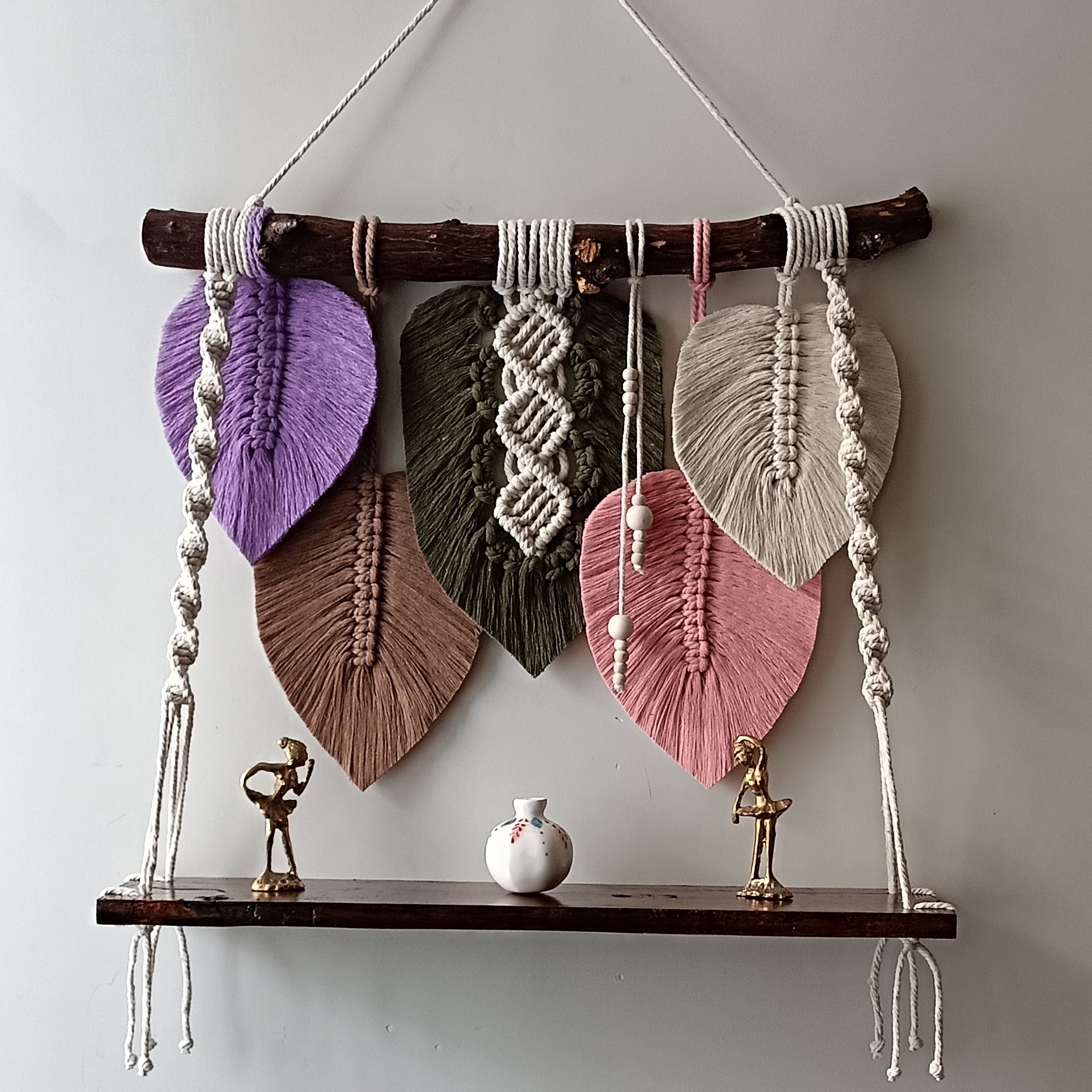 دیوار کوب طرح برگ مکرومه بافی به همراه شلف با رنگهای زیبا