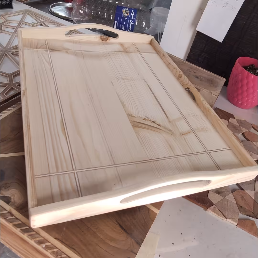 سینی چوبی سایز بزرگ نراد روسی با دسته کمانی و زه چوبی کار شده داخل سینی  پوشش روغن گیاهی 