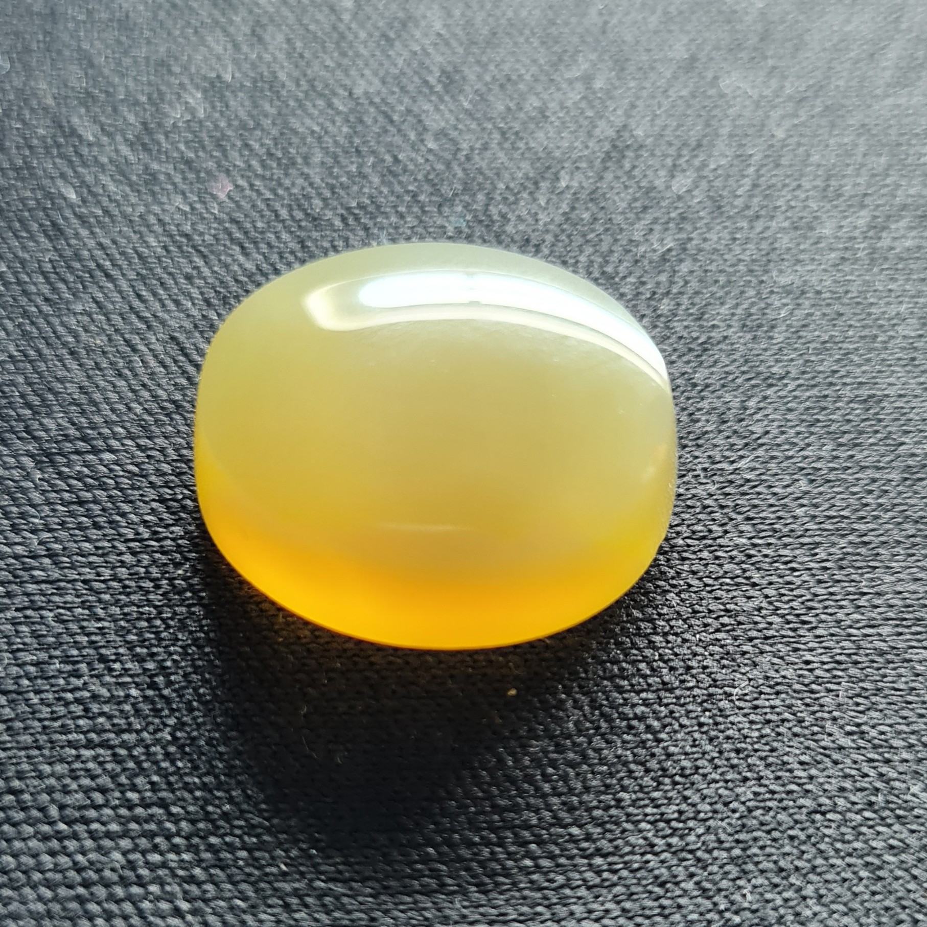 نگین عقیق زرد. مشخصات. طول 1.9 سانتی متر. عرض  1.5 سانتی متر. ارتفاع 0.6 سانتی متر.