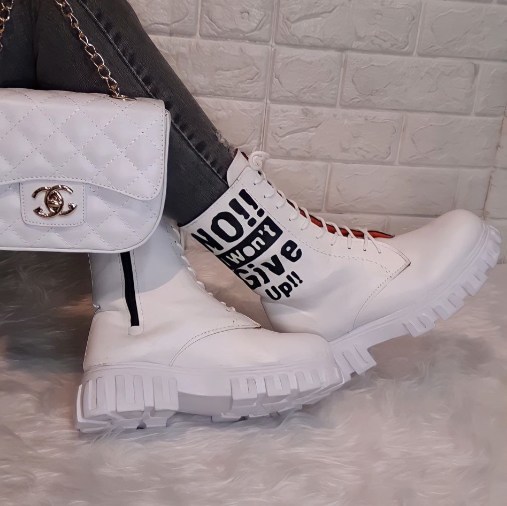 نیم بوت جذاب و پرطرفدار چاپی 
No i wont give up 
سفید و مشکی 