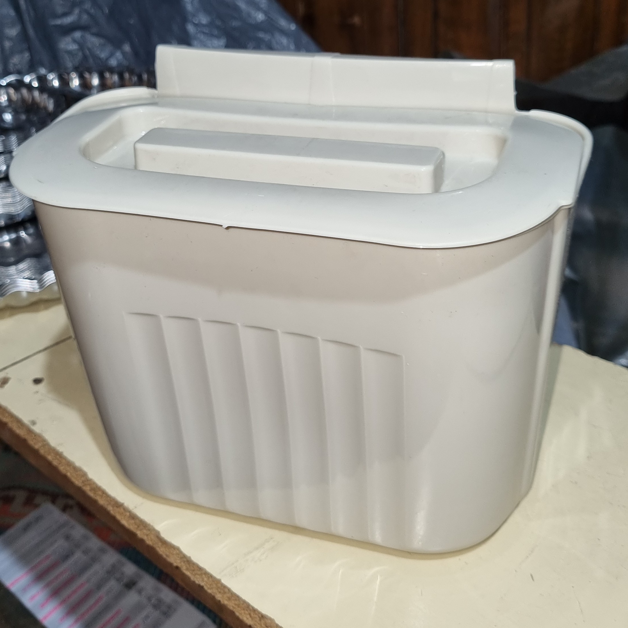 سطل کابینتی درب دار کرم رنگ